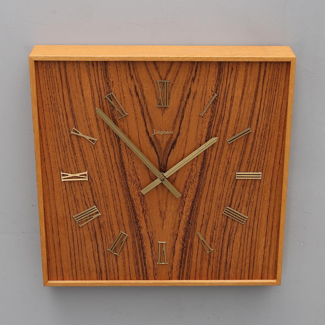 Junghans wall clock, with a battery movement, Germany, 1960s.
Very good original condition
Delivery time 2-3 weeks.