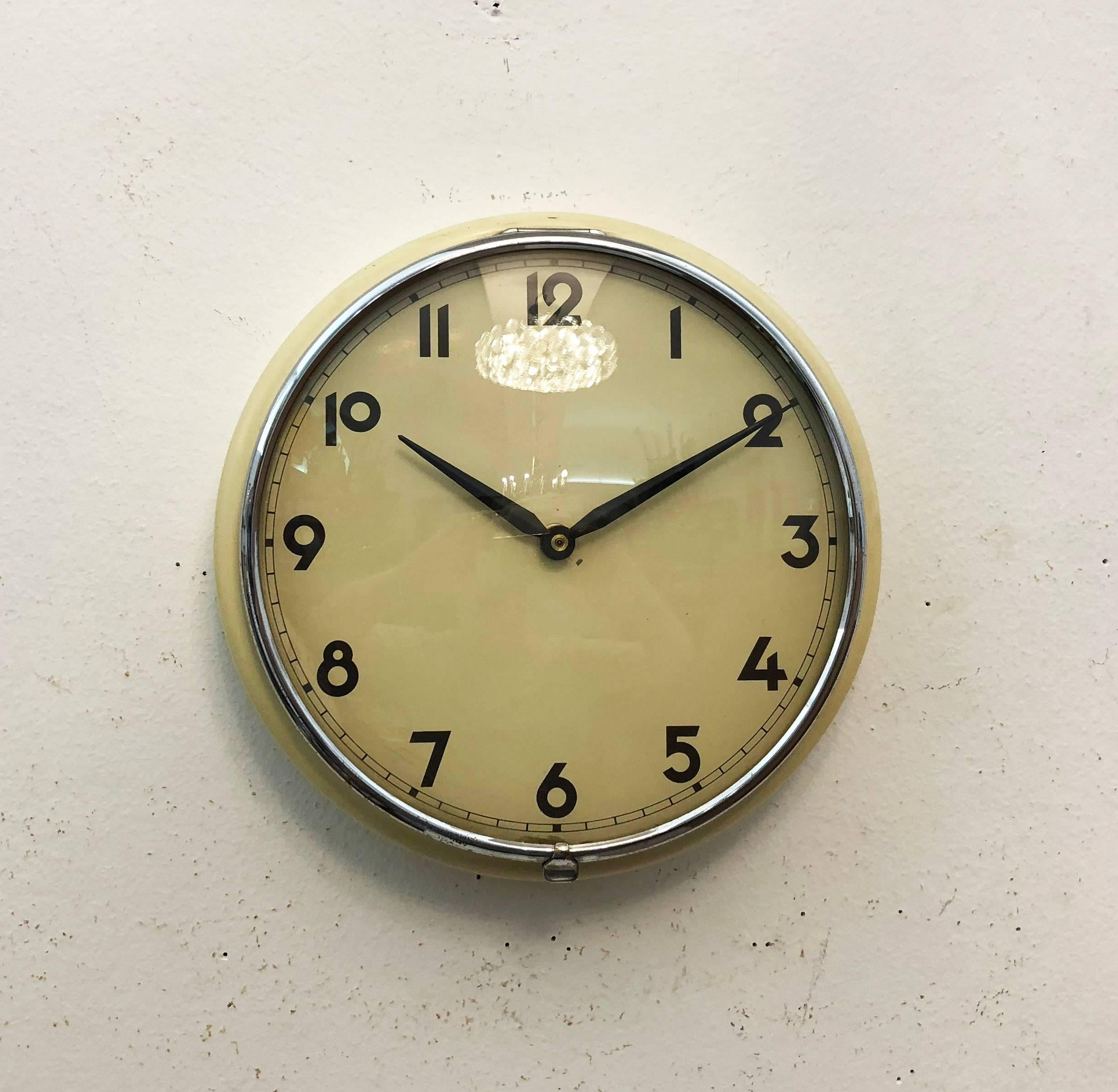 Steel frame painted, clock face with Arabic digits and glass cover, fitted with a battery movement.
Made in Austria in the late 1950s.