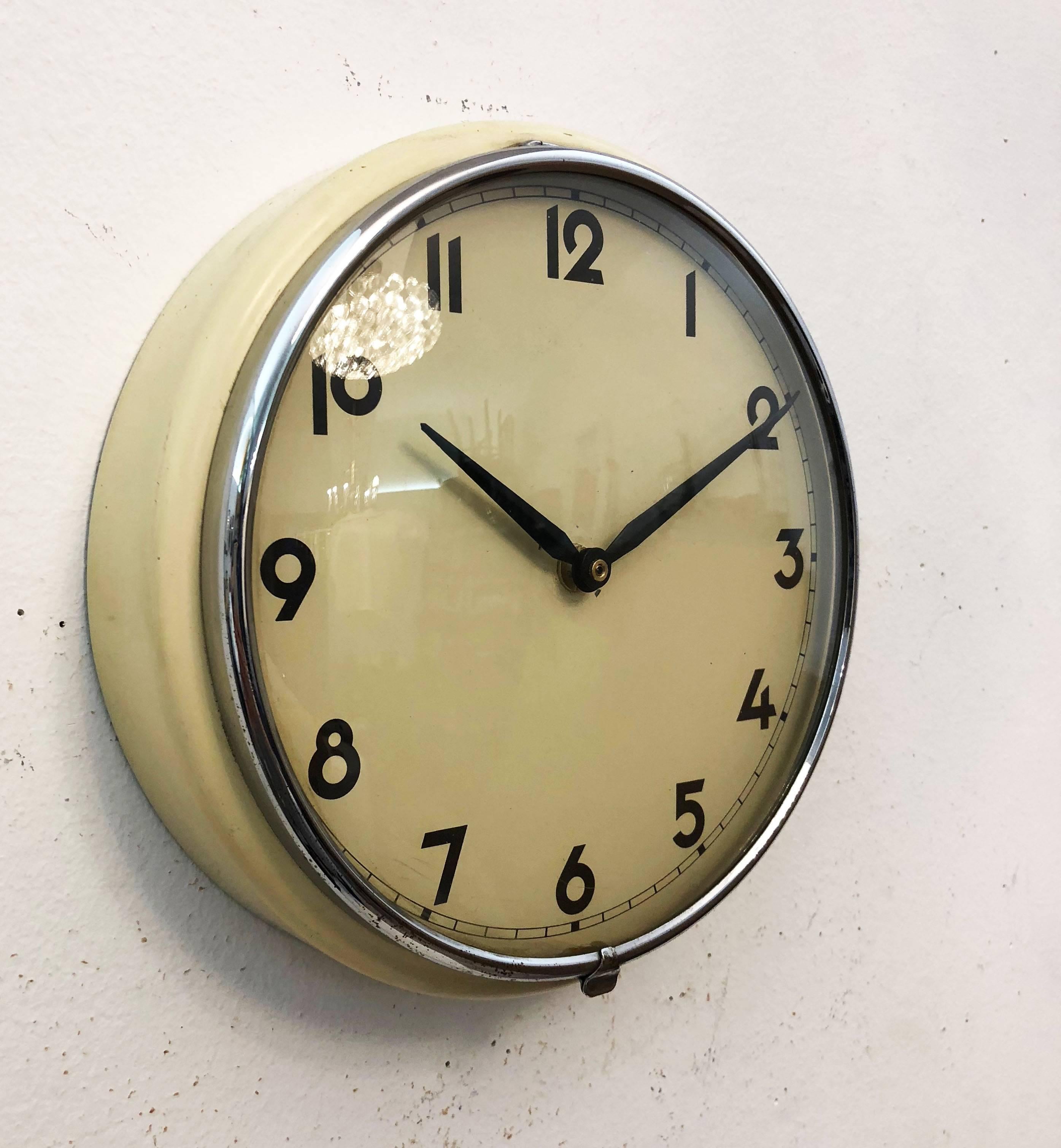 Midcentury Wall Clock In Excellent Condition In Vienna, AT