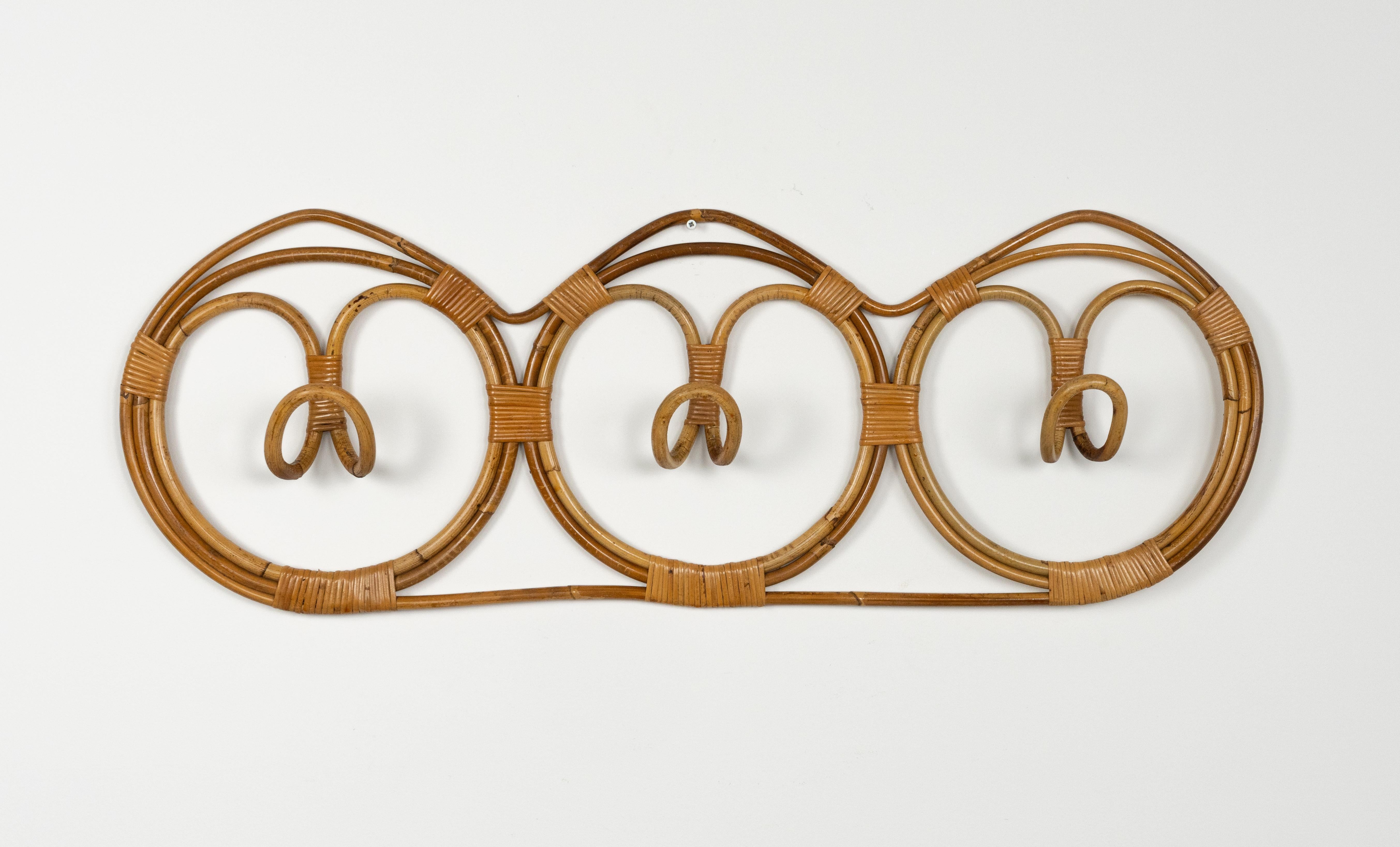 Appendiabiti da parete in bambù e rattan di Franco Albini and Franca Helg per Pierantonio Bonacina.

Prodotto in Italia negli anni '1960.

Un appendiabiti in bambù e rattan molto decorativo, con il gusto dello stile della Costa Azzurra.


