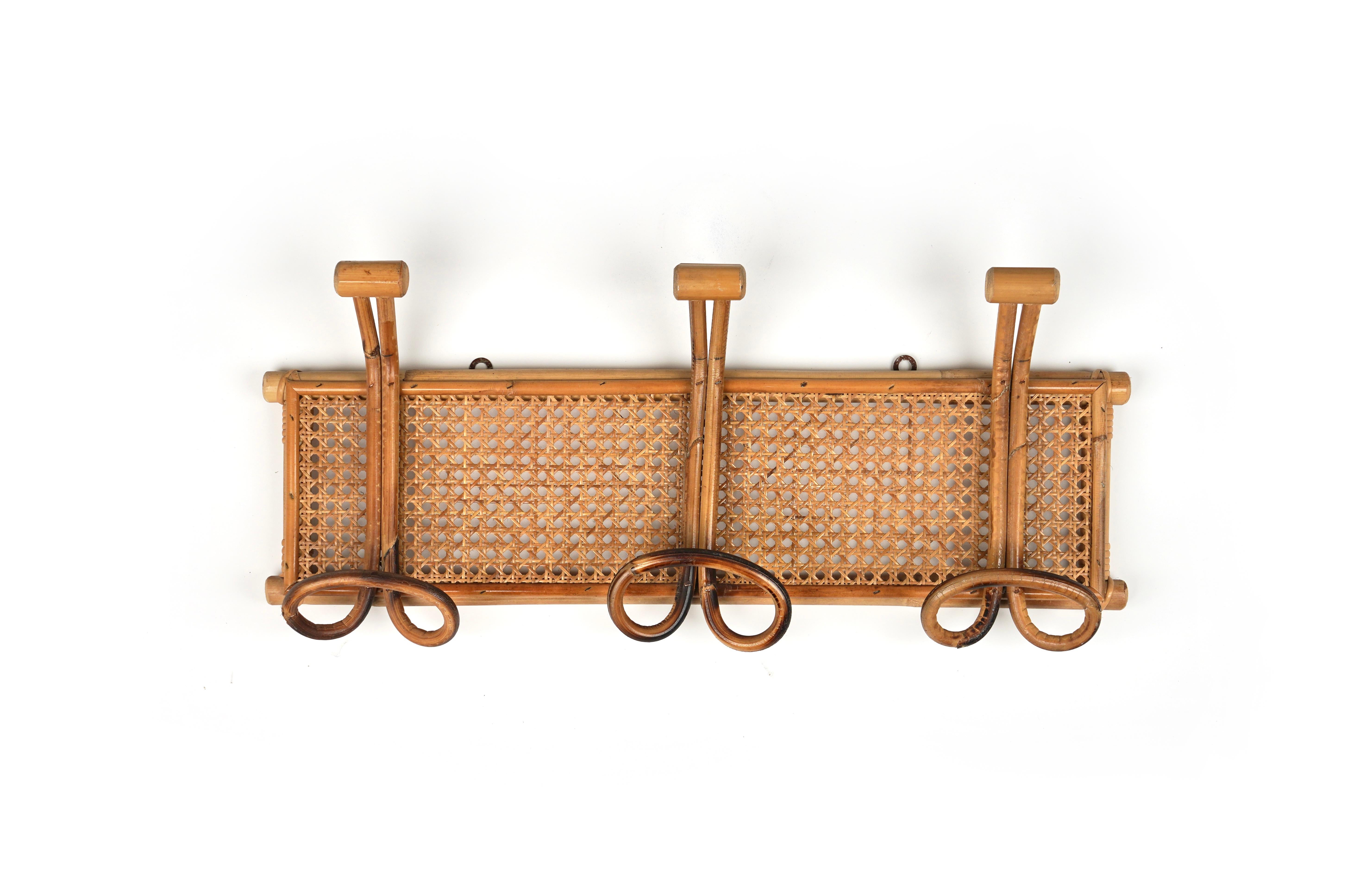 Mid-Century moderno Appendiabiti da parete in bambù e rattan del Medioevo, Italia anni '70 in vendita