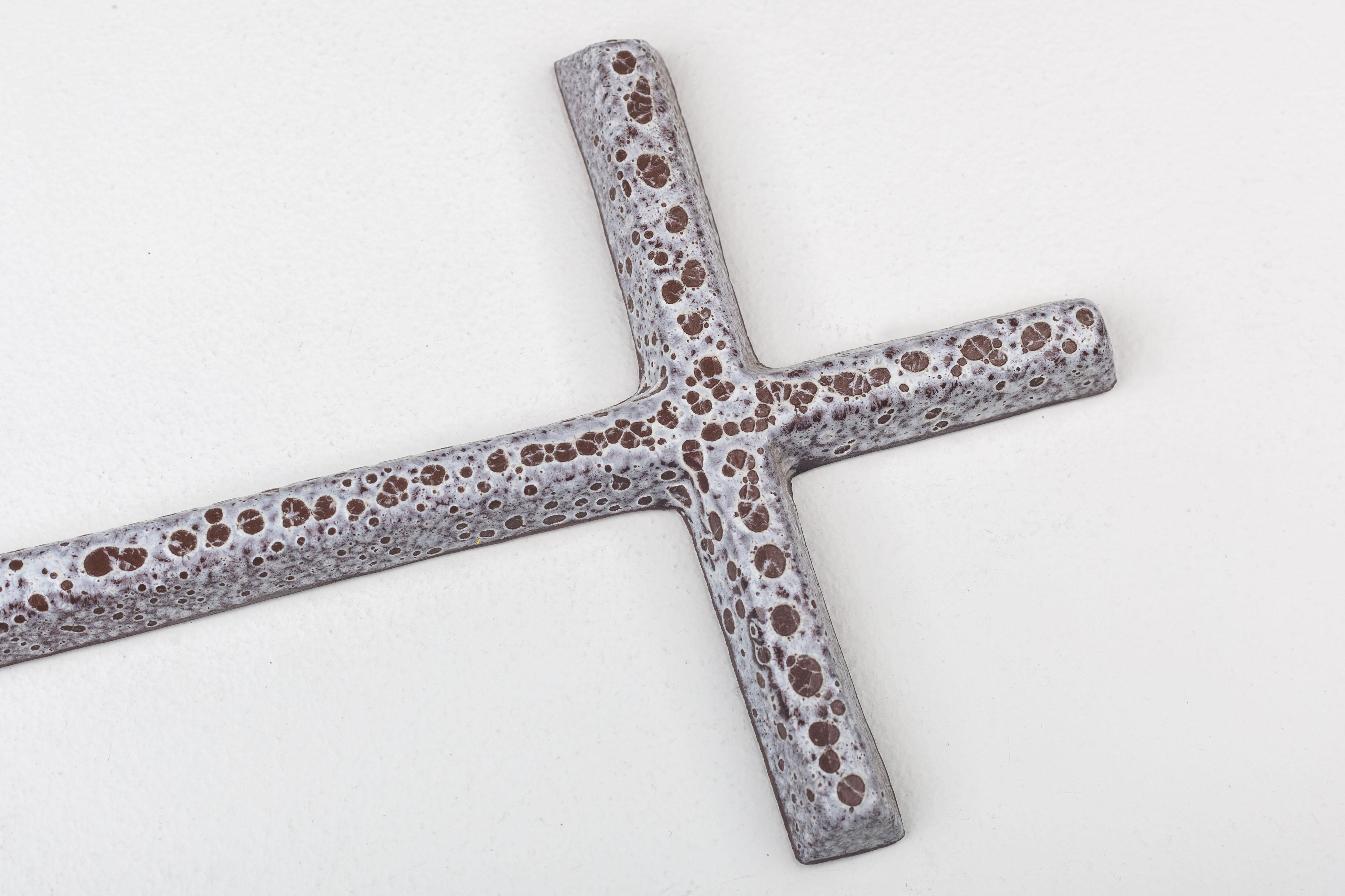 Mid-Century Fett Lava Keramik Kreuz im Angebot 1