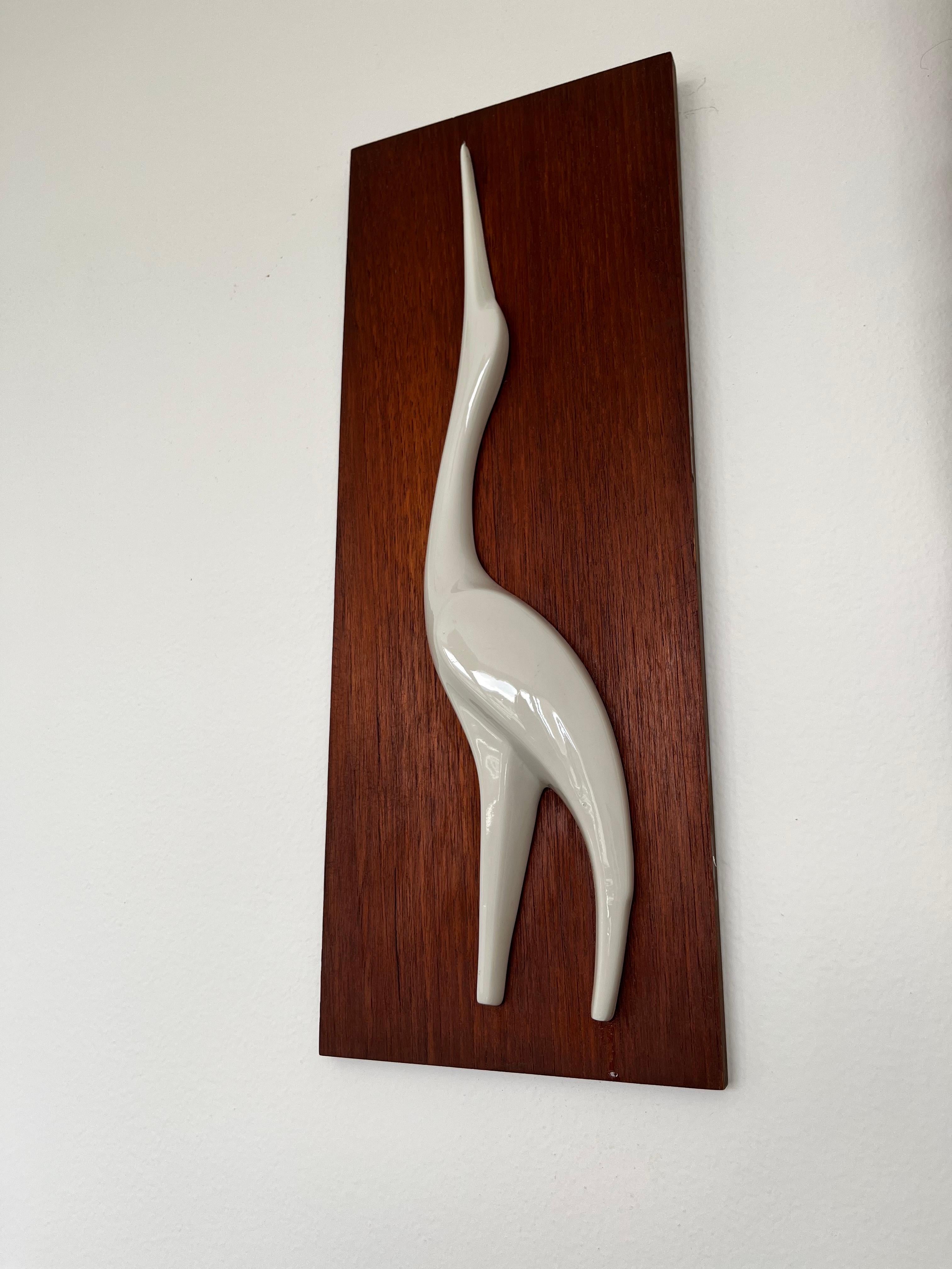 Decoración de pared de mediados de siglo Sgrafo Modern, garza, pájaro, teca y porcelana, años 60 Moderno de mediados de siglo en venta