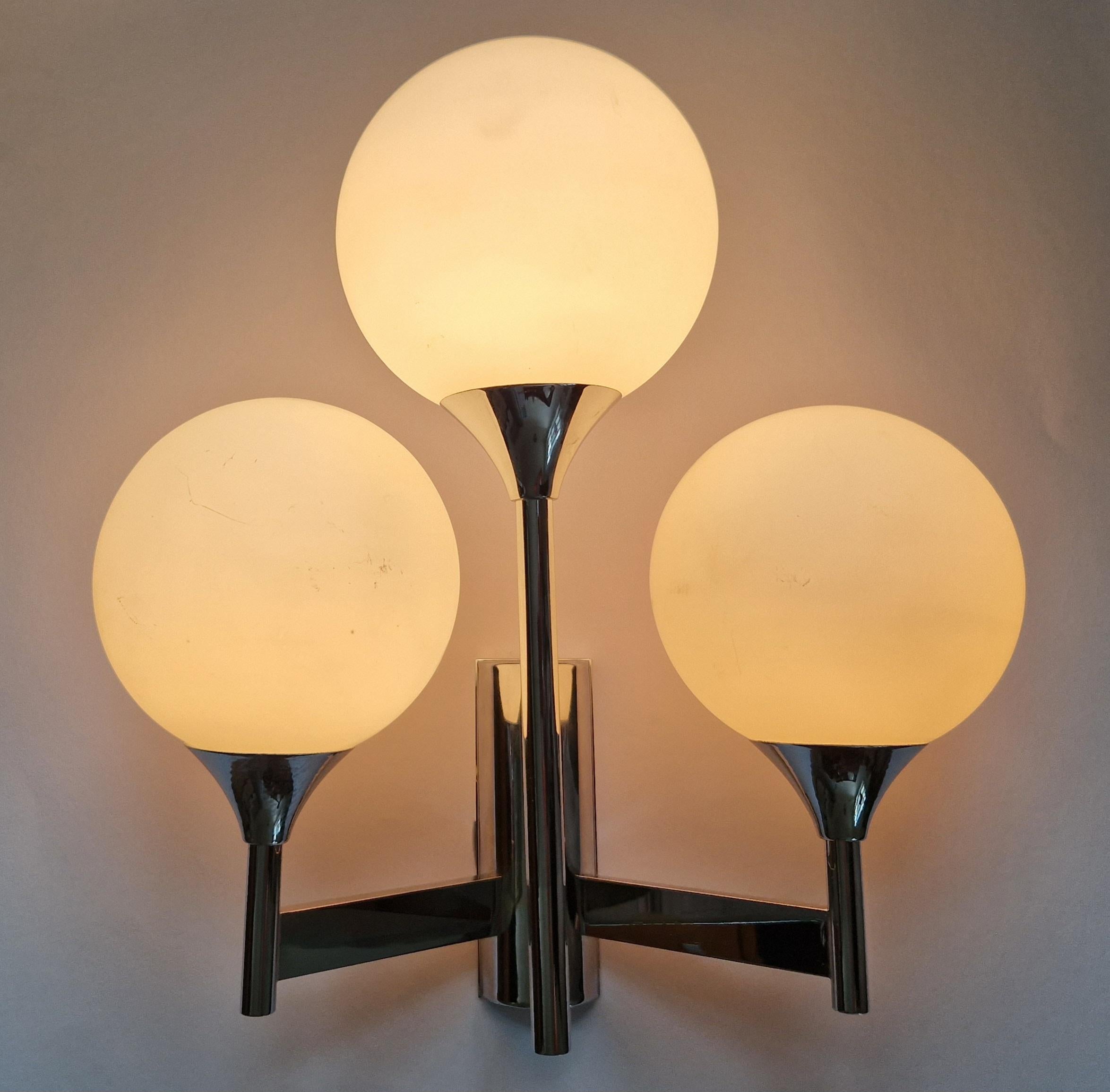 Midcentury Wall Lamp designed by Gaetano For Sale 4