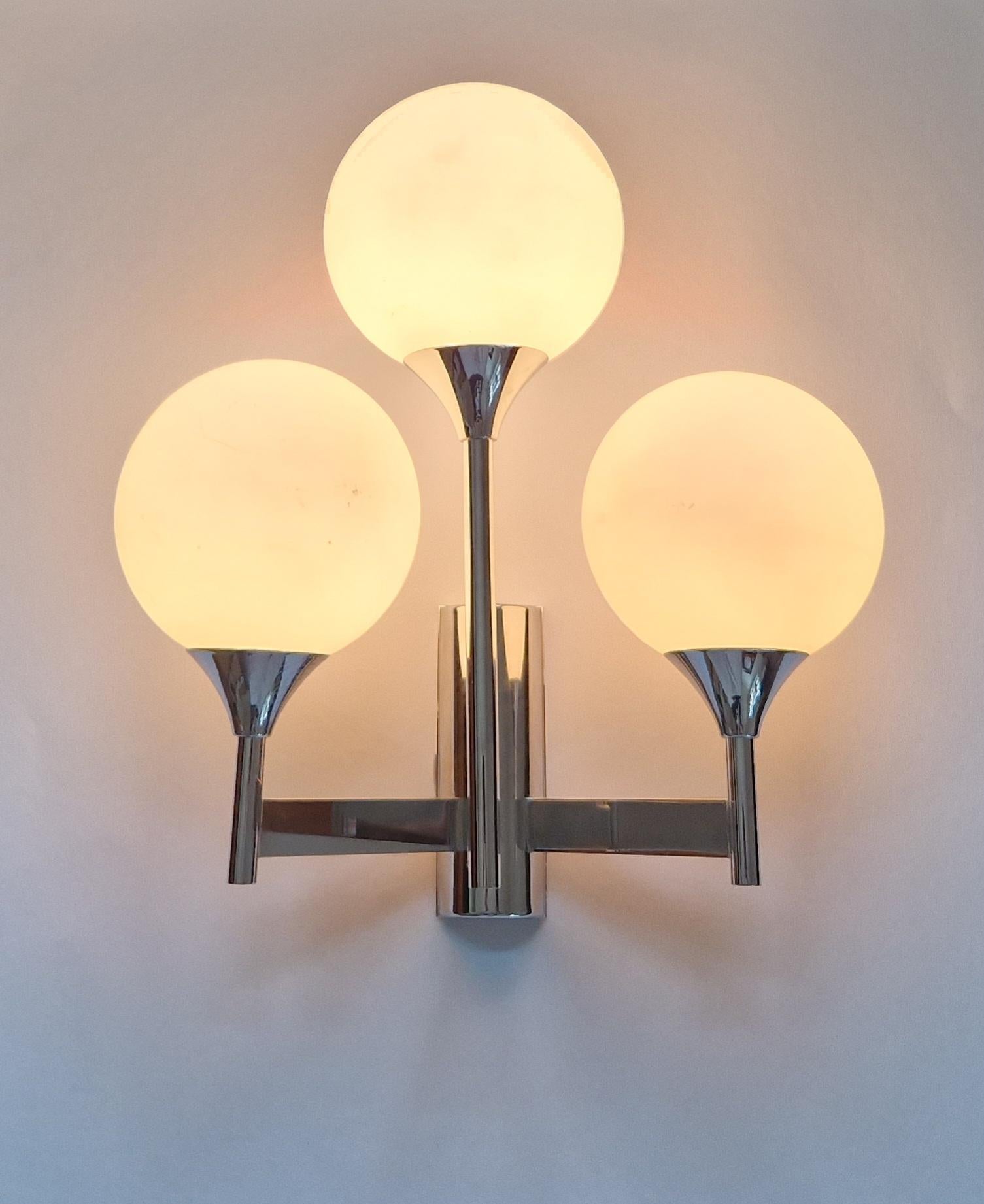 Midcentury Wall Lamp designed by Gaetano  For Sale 8