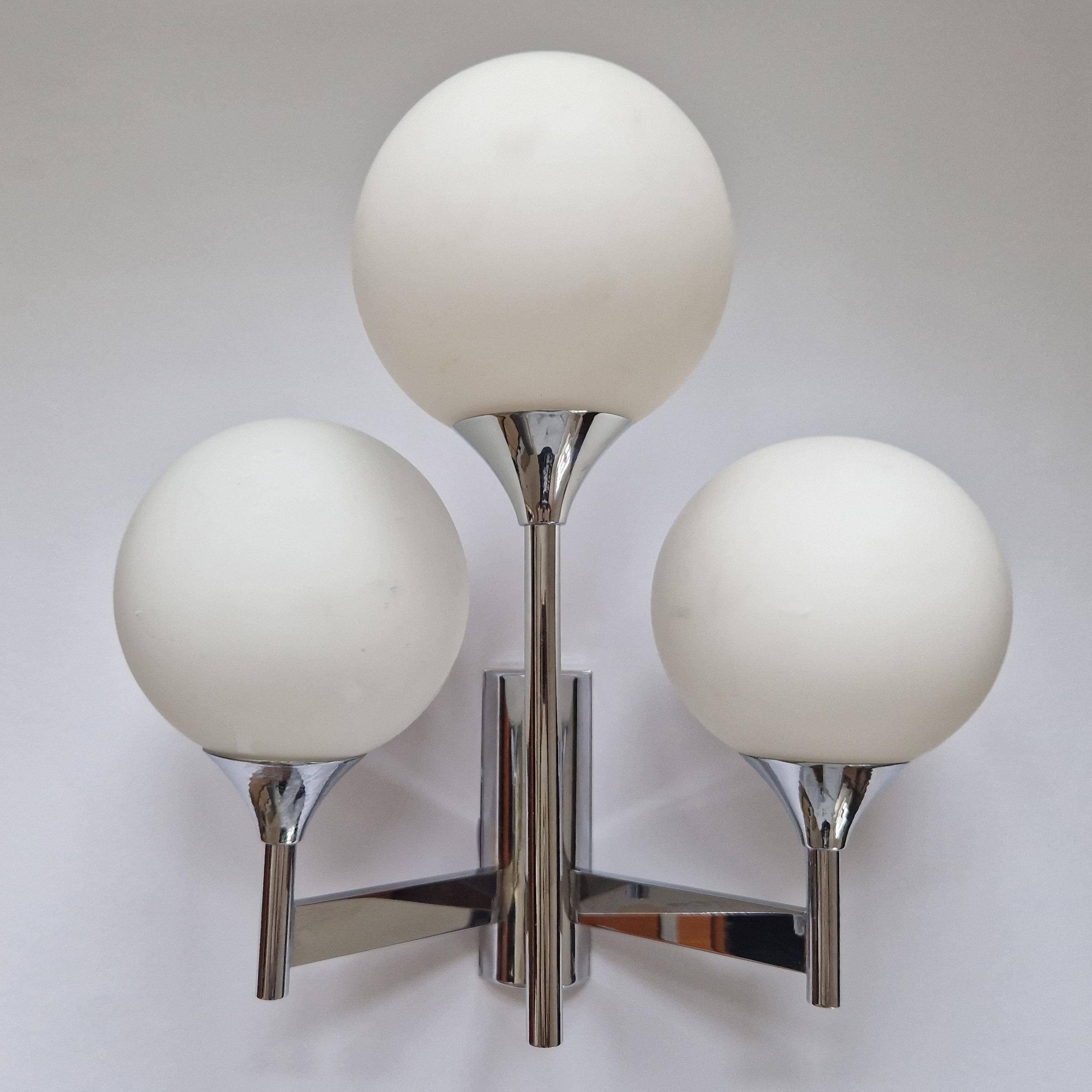 Midcentury Wall Lamp designed by Gaetano  For Sale 1