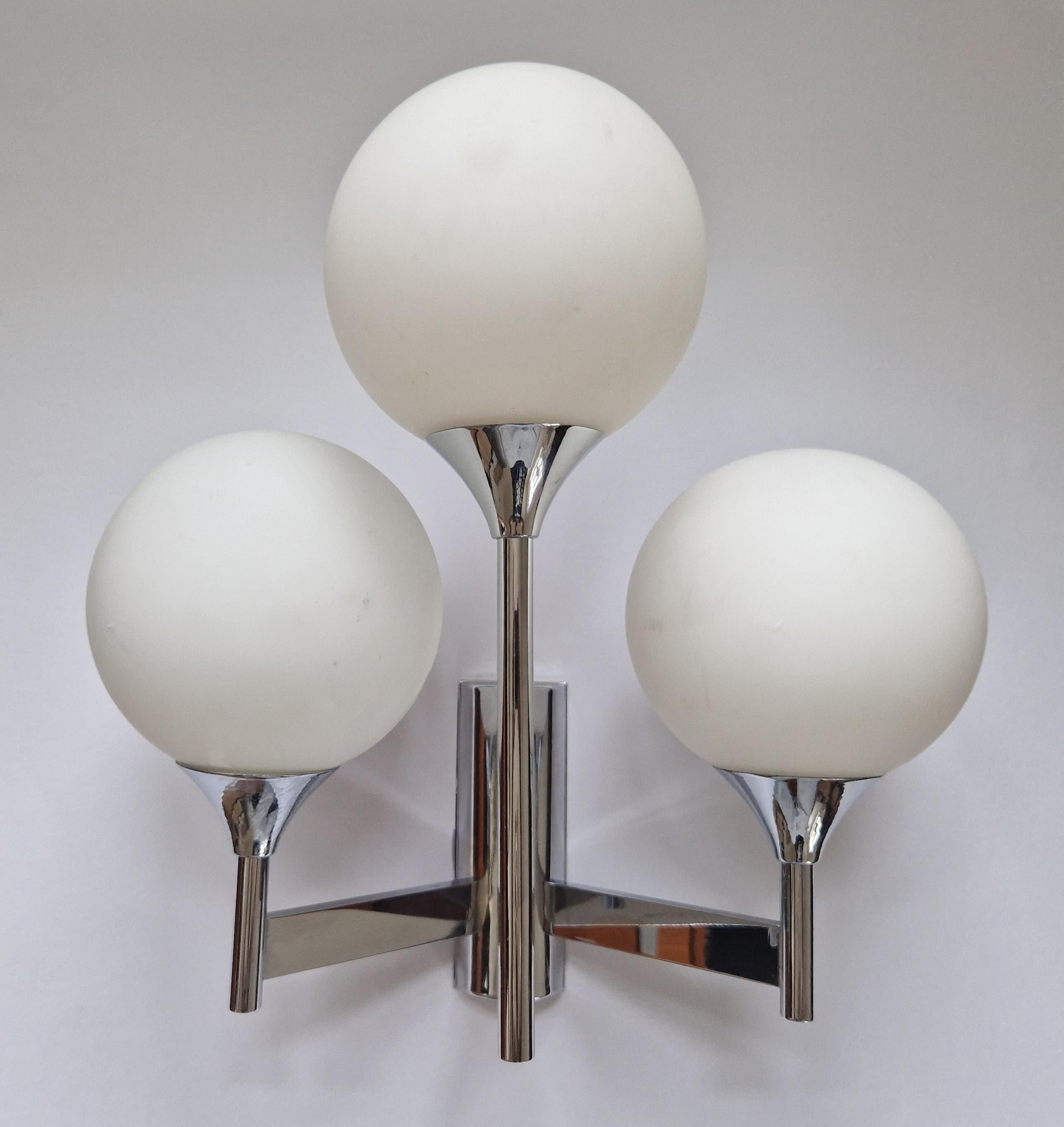 Midcentury Wall Lamp designed by Gaetano  For Sale 2