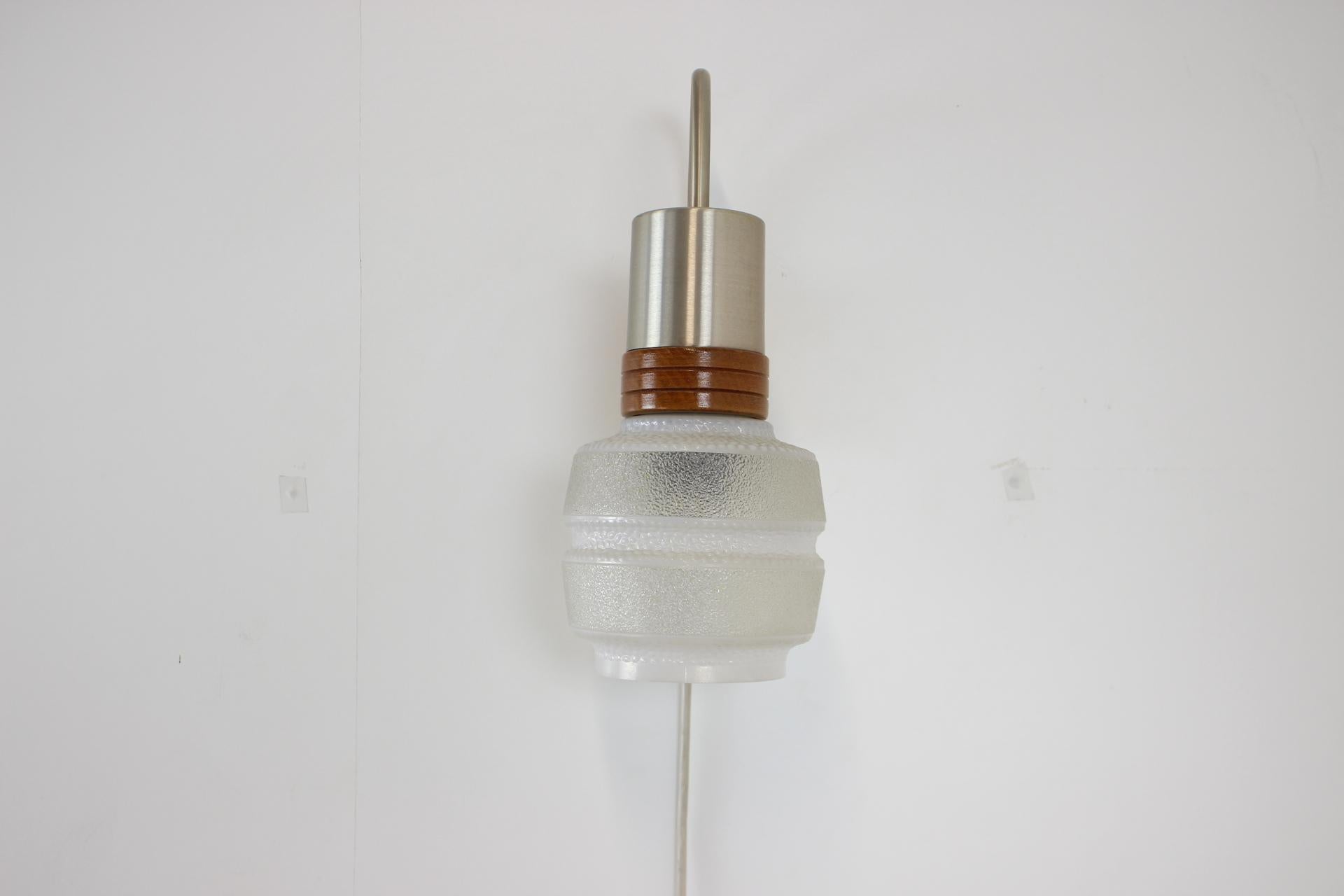 Made in Germany
Made of wood,glass
Bulb 1x60W, E27 or E26
American adapter included.
 