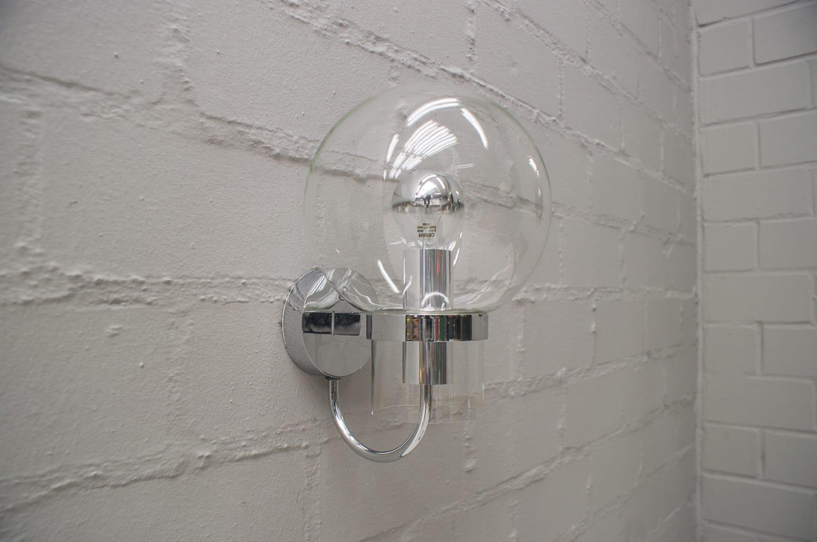 La lámpara está realizada en metal cromado y cristal, y necesita 1 bombilla E27 con rosca Edison. Está cableada, en buen estado y funciona a 110/230 voltios.


 
