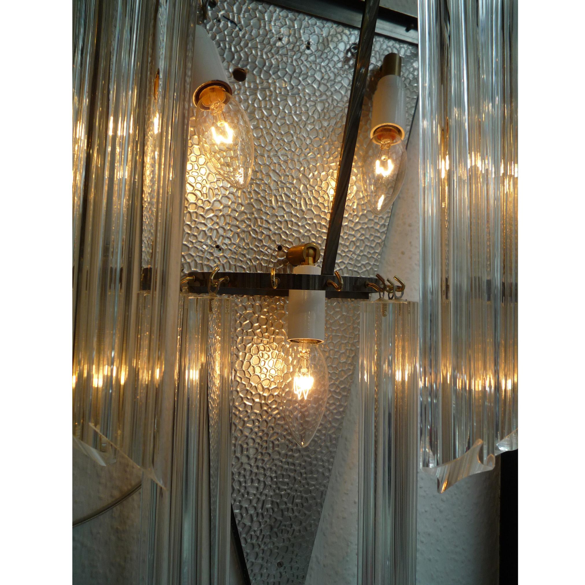 Midcentury wall lamp, Italy, 1960s 

Classic wall lamp of the mid-20th century in the Venini style with Triedri crystal rods on two floors. The crystal of the wall lamp elegantly refracts the light from the three lighting points, giving a very