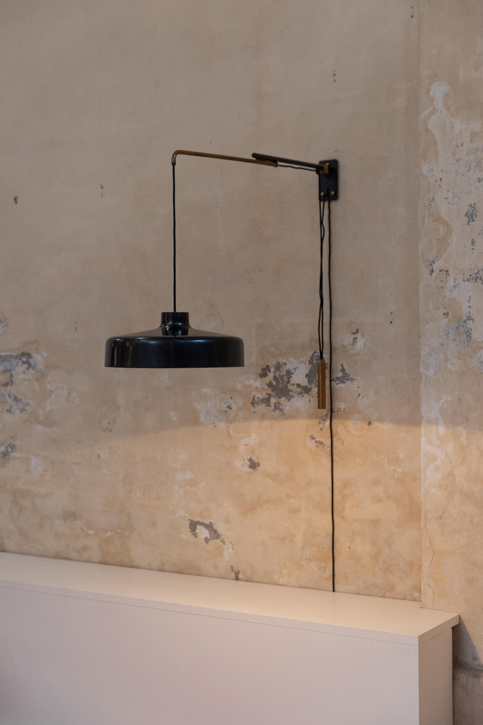 Extending arm wall light model 194n designed by Gino Sarfatti and produced by Arteluce in 1958 circa.
The original structure is composed by a brass multi part arm and a painted aluminium lampshade.
This model can be adjusted and positioned thanks