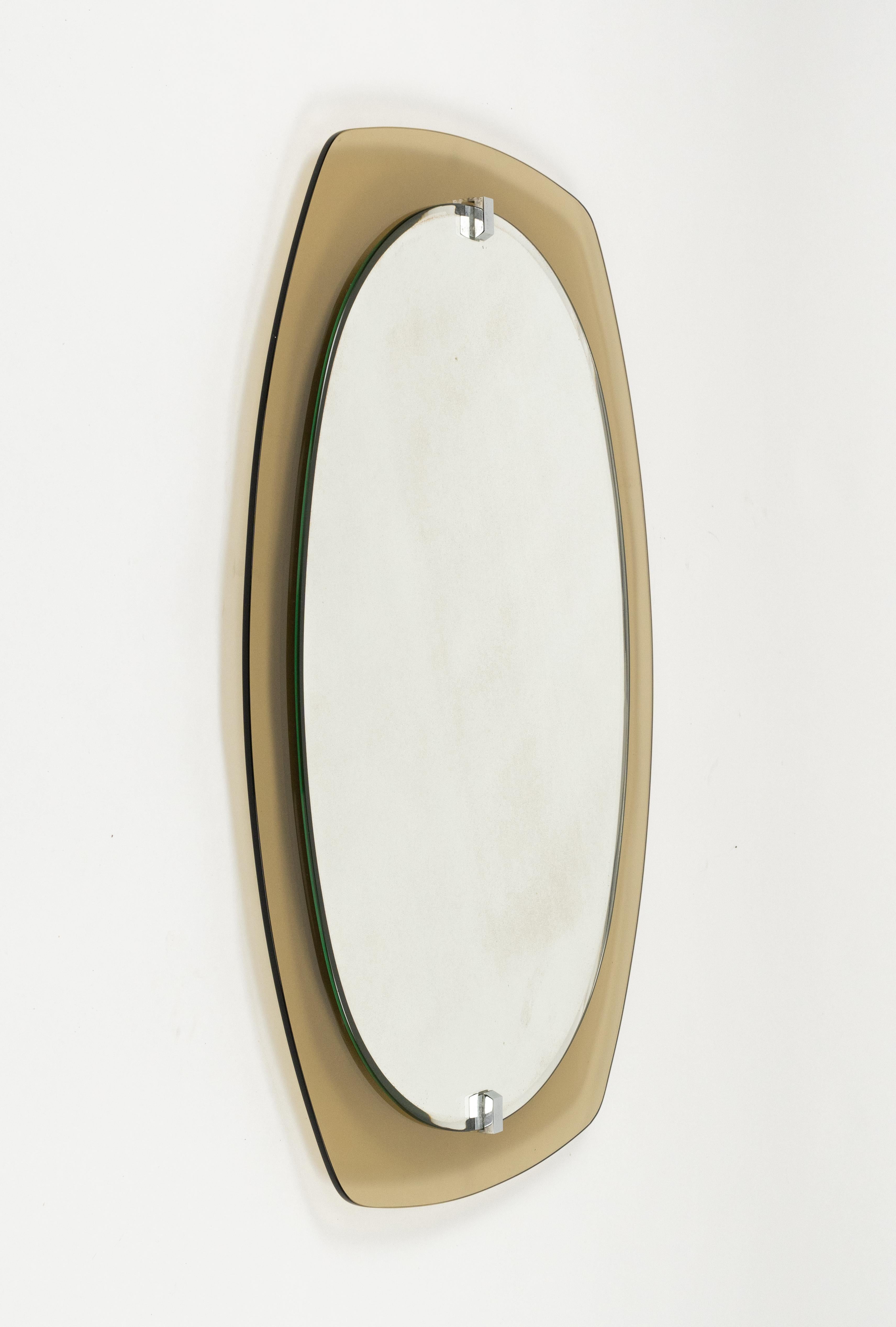 Schöner Wandspiegel aus der Jahrhundertmitte, gerahmtes Rauchglas mit Chromdetails von Veca.

Hergestellt in Italien in den 1970er Jahren.