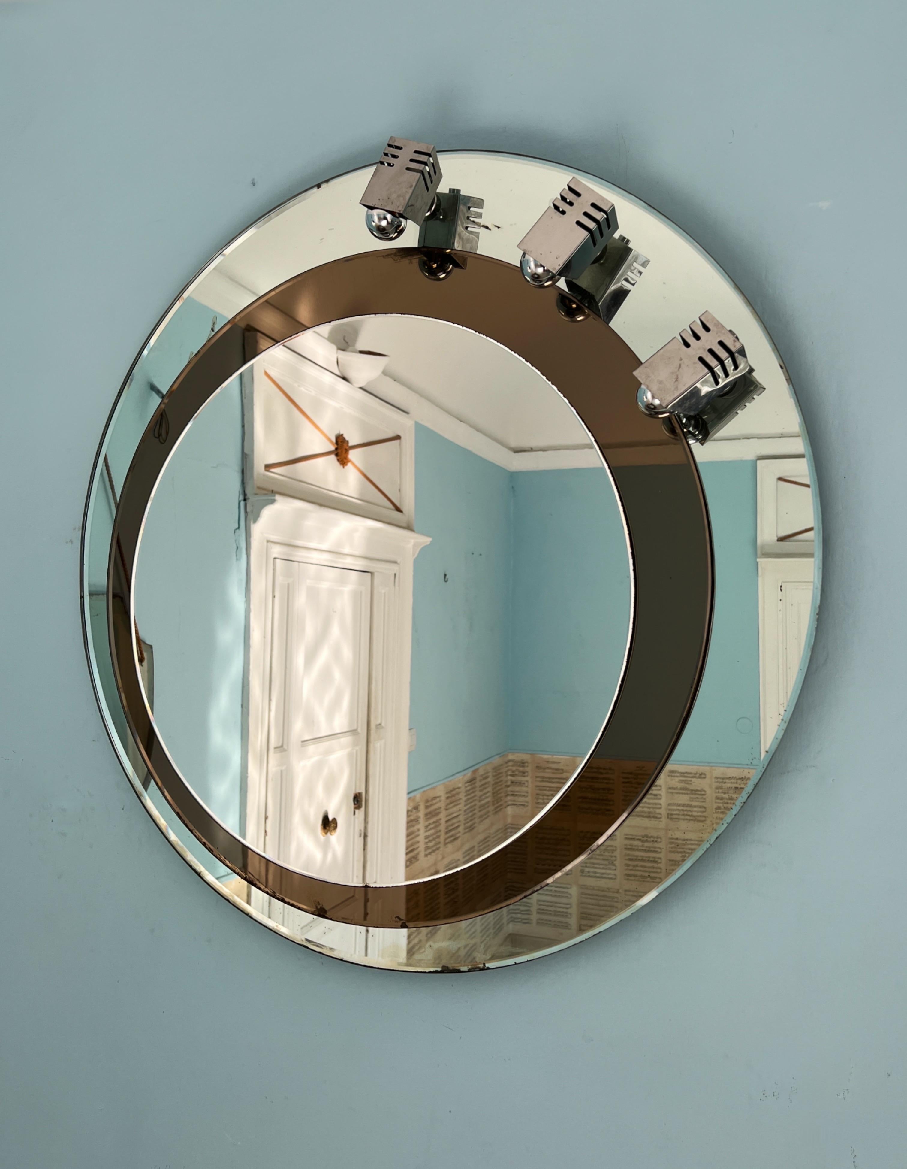 Miroir mural moderne du milieu du siècle, conçu par Franz J. Sartori pour Cristal Art. 

Fabriqué en Italie par Cristal Art dans les années 1960, ce miroir présente trois couches de verre de cristal exquis, avec une teinte de fumée rose foncé
