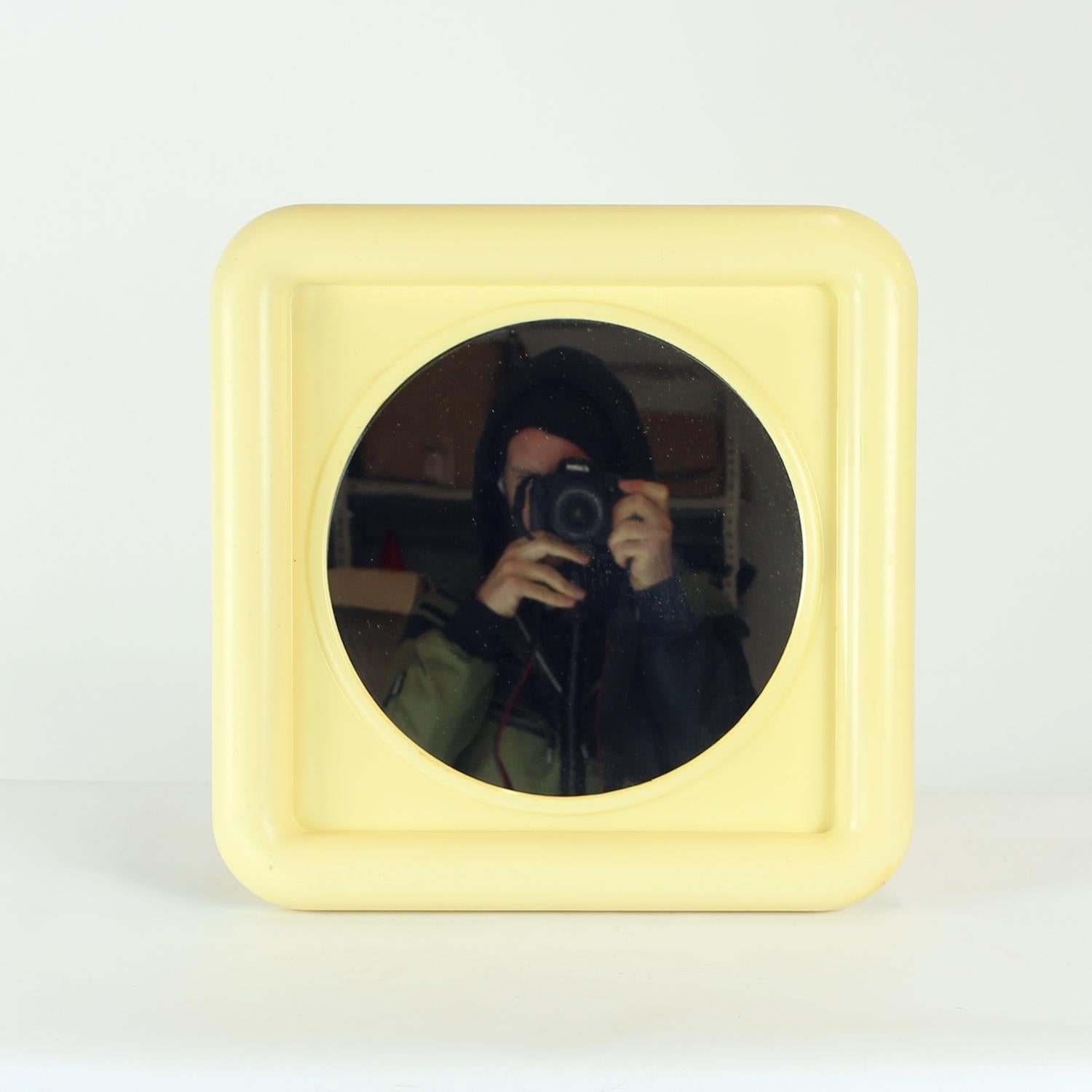 Un'ottima scoperta vintage! Questo specchio è stato prodotto negli anni '60, quando la plastica era un materiale nuovo e raro, molto promosso per l'uso nelle case. Gli oggetti per uso personale hanno iniziato a essere realizzati in plastica e questo