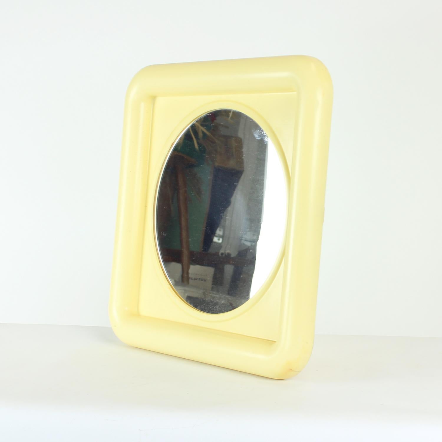 Plastica Specchio da parete del Medioevo con cornice originale in plastica, Cecoslovacchia 1960 in vendita