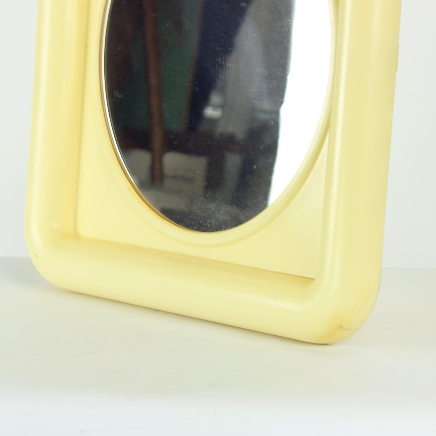 Specchio da parete del Medioevo con cornice originale in plastica, Cecoslovacchia 1960 in vendita 1