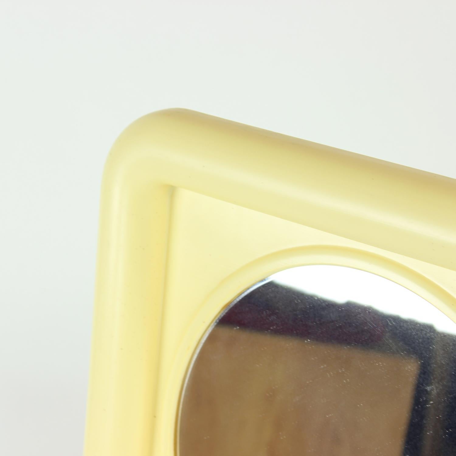 Specchio da parete del Medioevo con cornice originale in plastica, Cecoslovacchia 1960 in vendita 2