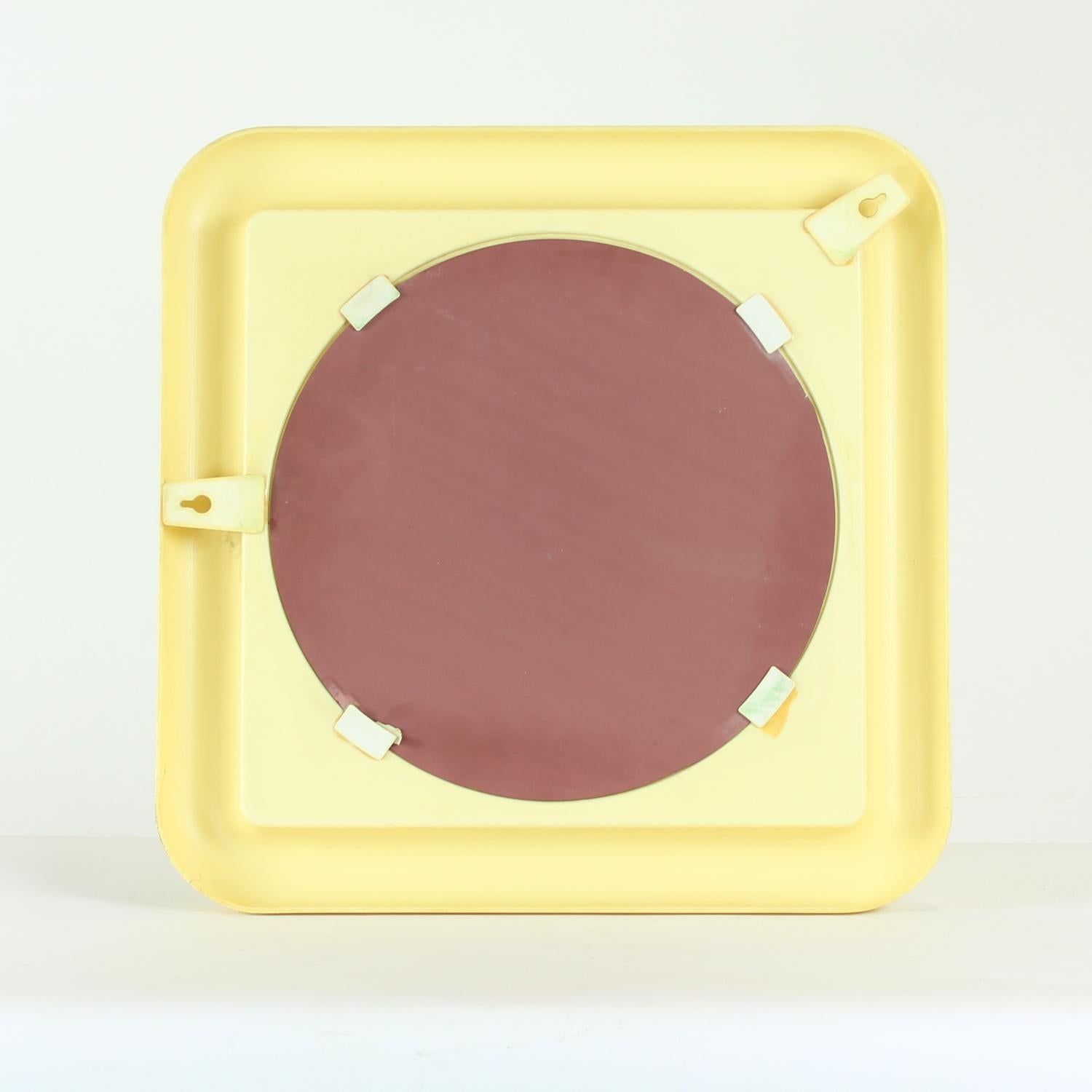 Specchio da parete del Medioevo con cornice originale in plastica, Cecoslovacchia 1960 in vendita 3