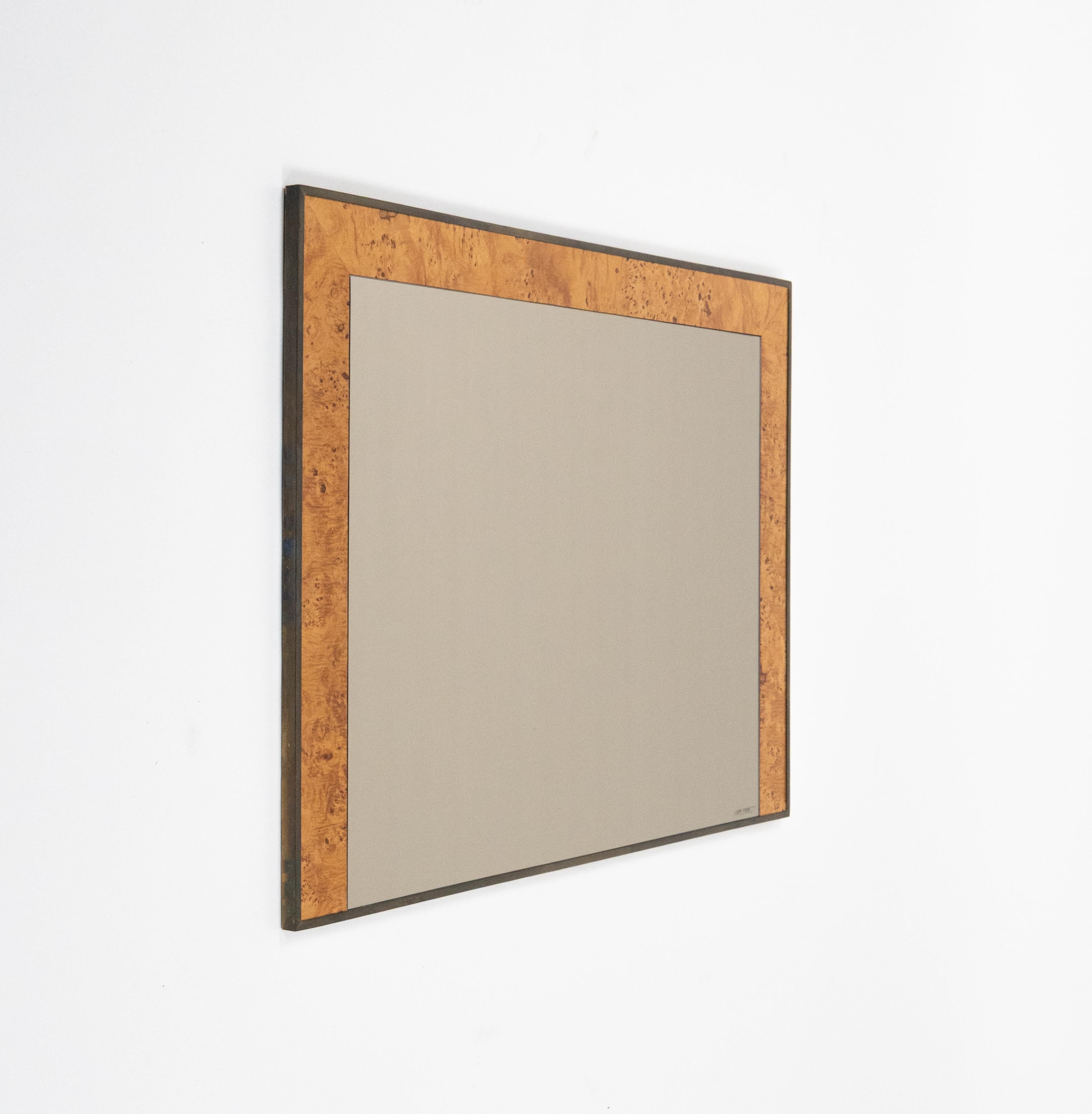 Etonnant miroir mural rectangulaire fumé en laiton et bois du milieu du siècle dernier par Romeo pour Nazaret.


Fabriqué en Italie dans les années 1970.  

La signature originale de 