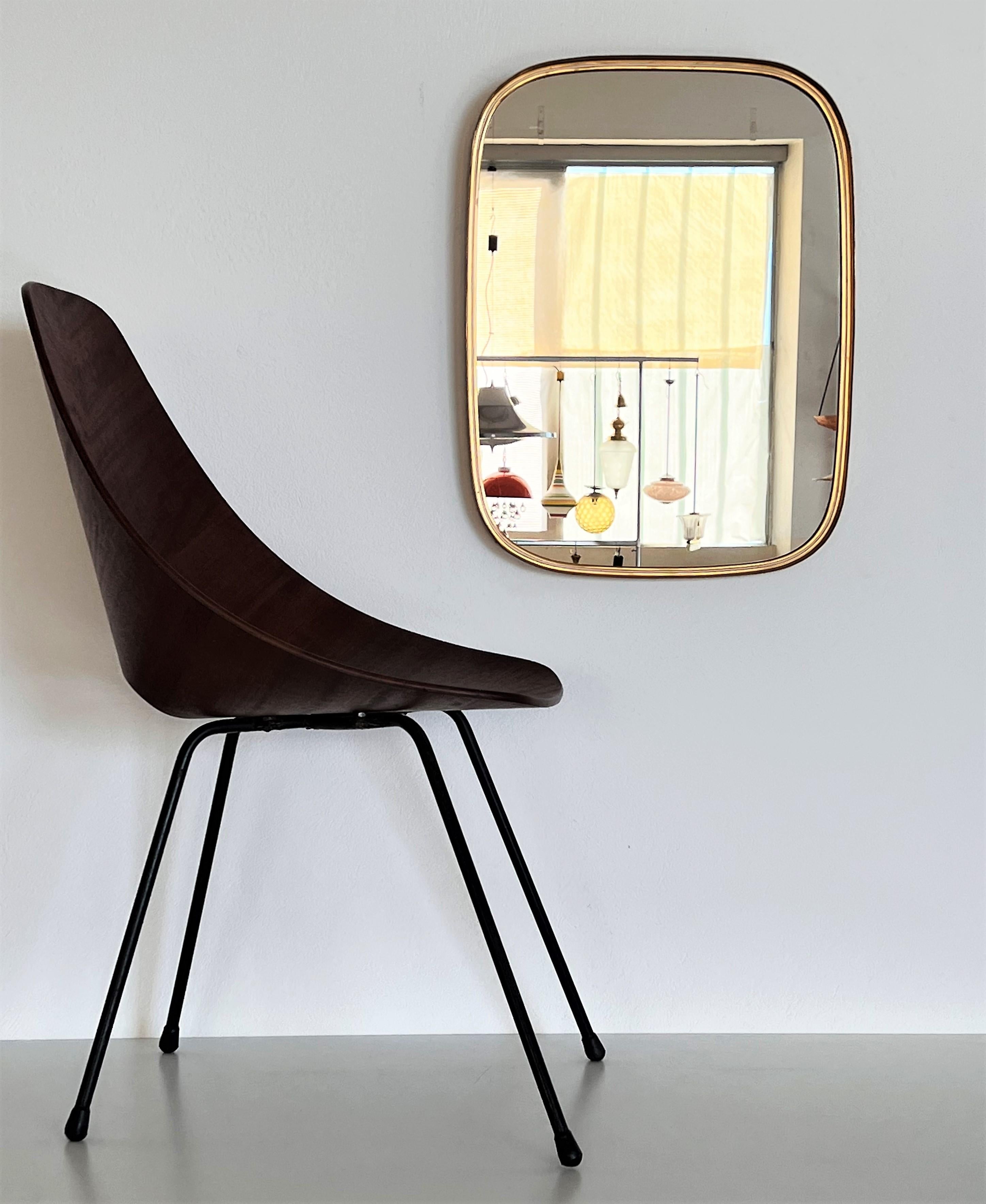 Beautiful and elegant rectangular curved wall mirror made of full polished brass.
Made by Vereinigte Werkstätten München in the 1970s.
The brass frame is of high level of craftsmanship, with small creamy-off white line inside the frame.
The mirror