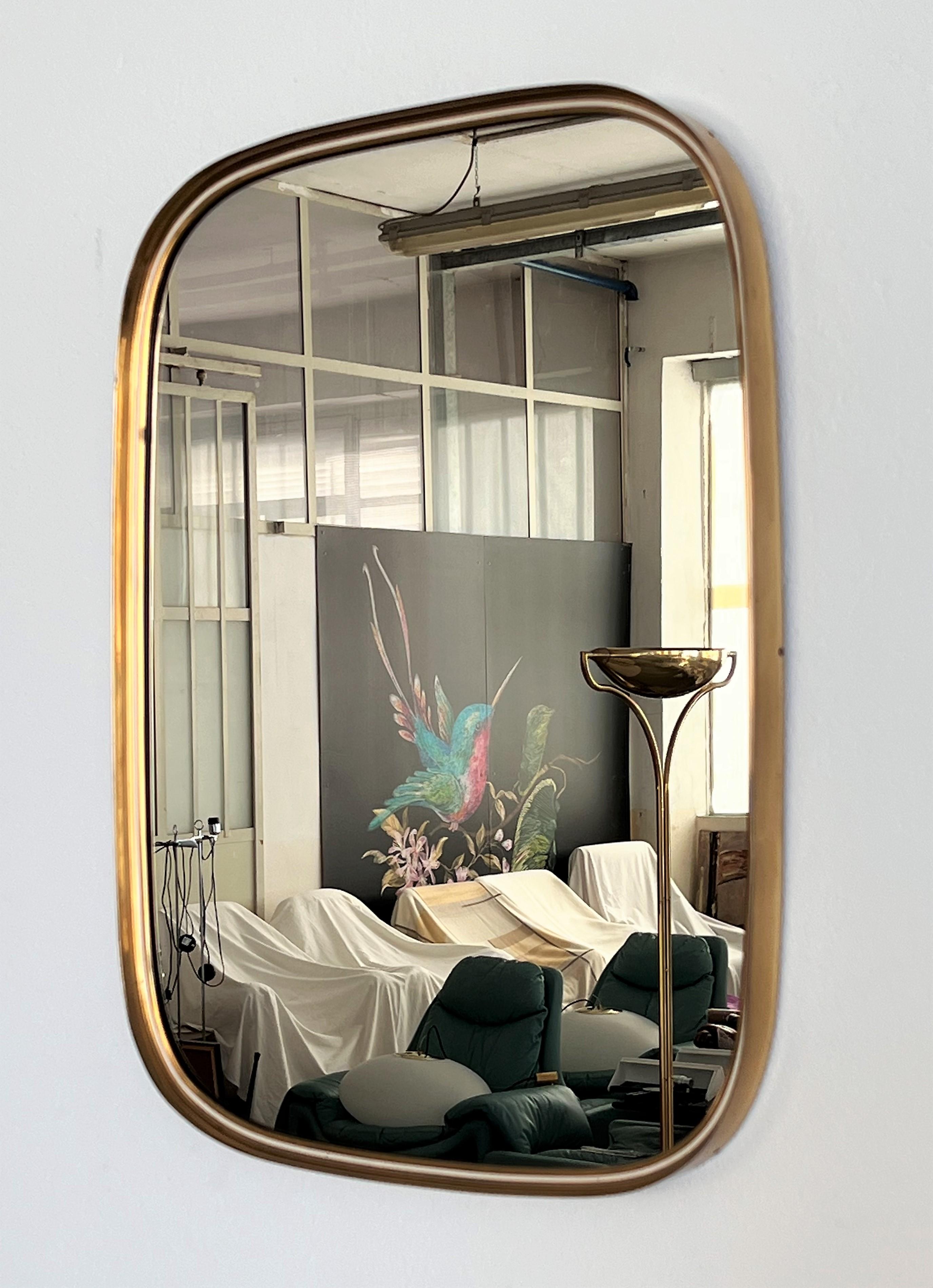 Midcentury Wall Mirror in Brass by Vereinigte Werkstätten, Germany, 1960s In Good Condition For Sale In Morazzone, Varese