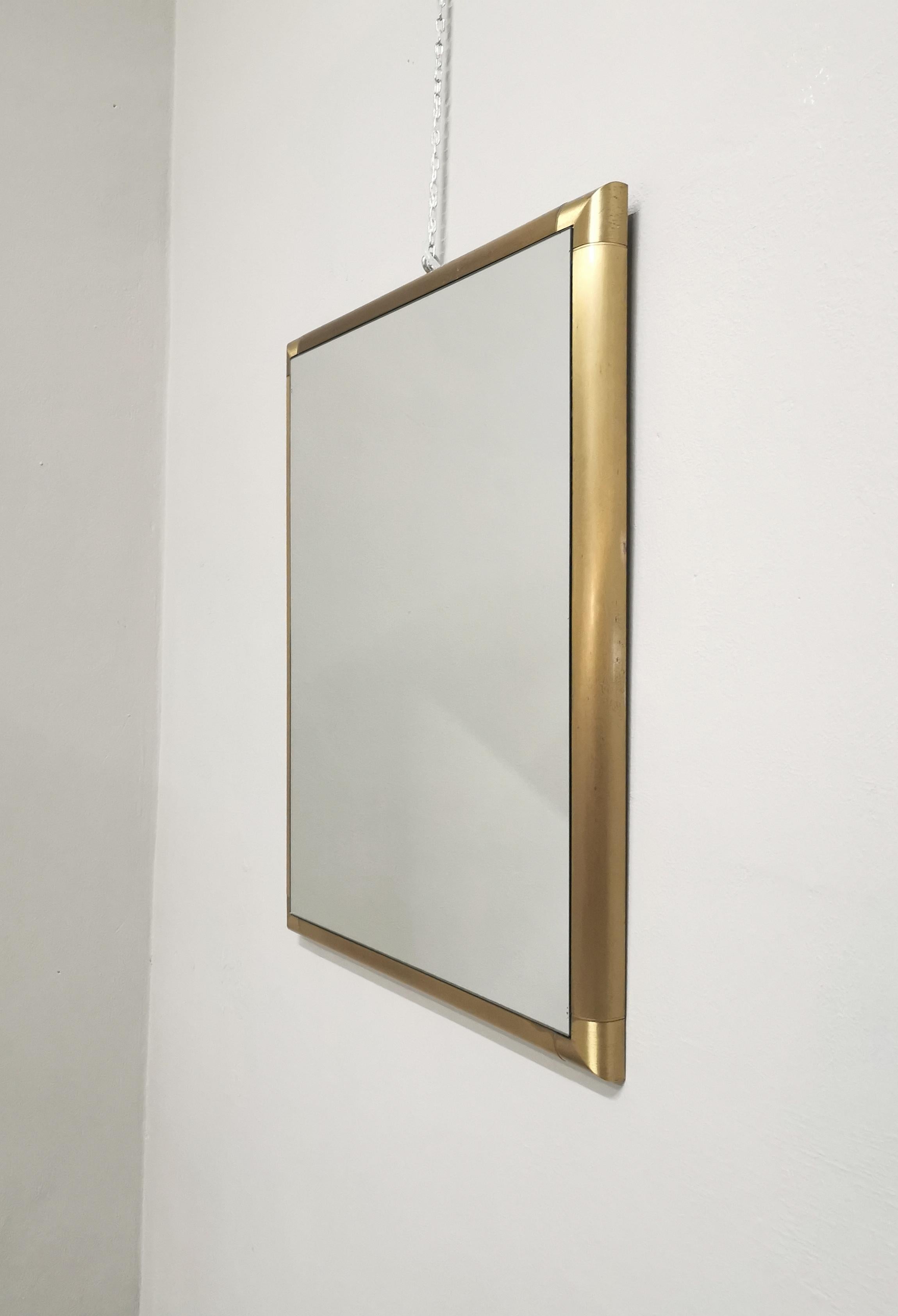 Design-Spiegel des unbekannten Designers von rechteckiger Form ganz in massivem Messing mit besonderen 