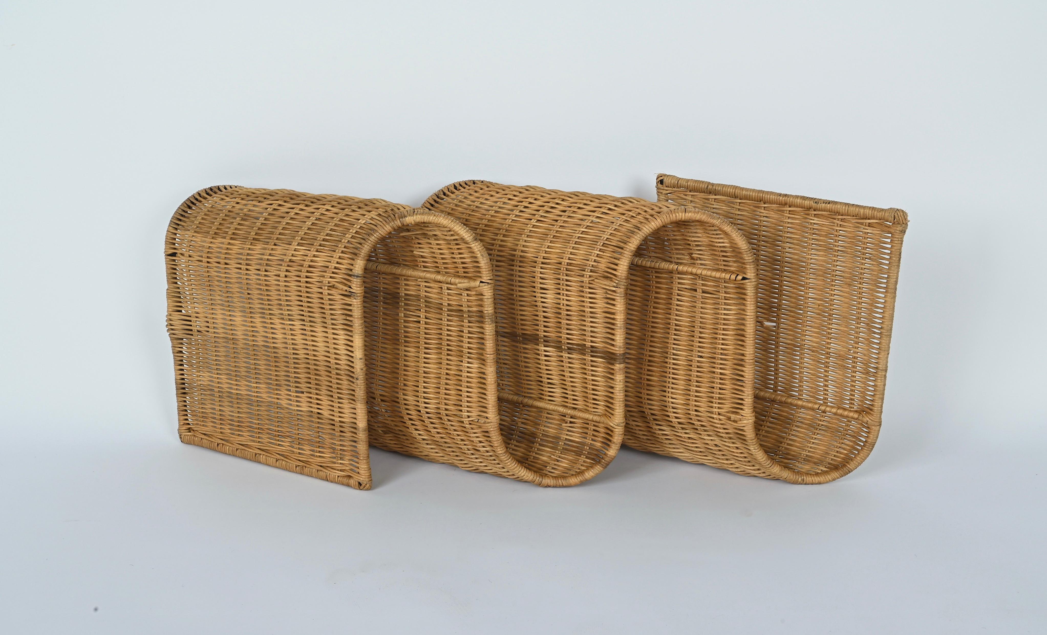 Wonderful midcentury rattan sinusoidal magazine rack. This stunning piece was designed in Italy between the 1960s and 1970s.

The most exciting feature is its stunning snake shape and has to be wall-mounted.

A magnificent magazine rack that
