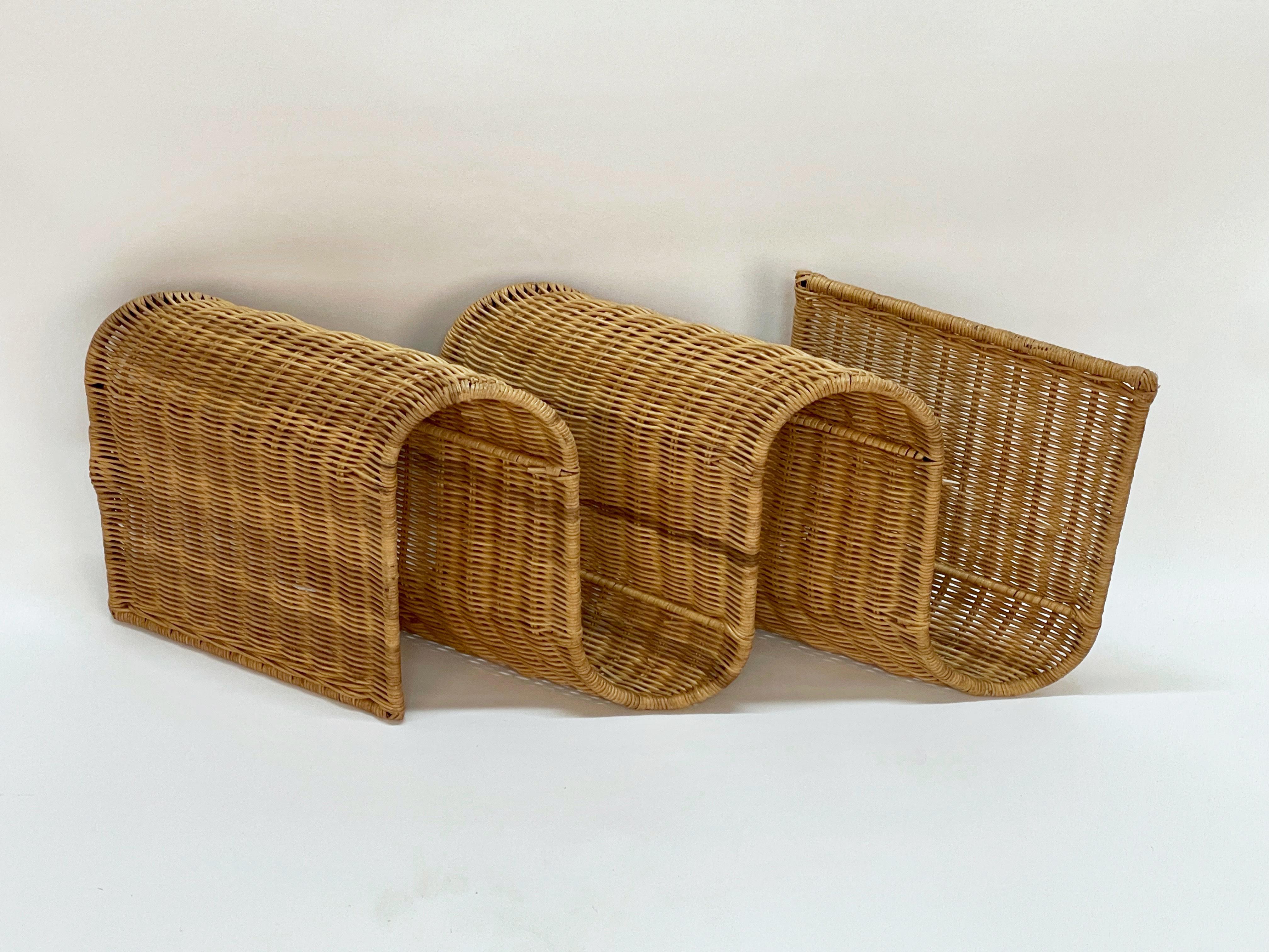 MIdcentury Wall Mount Sinusoidal Rattan Italian Magazine Rack, 1970s 1