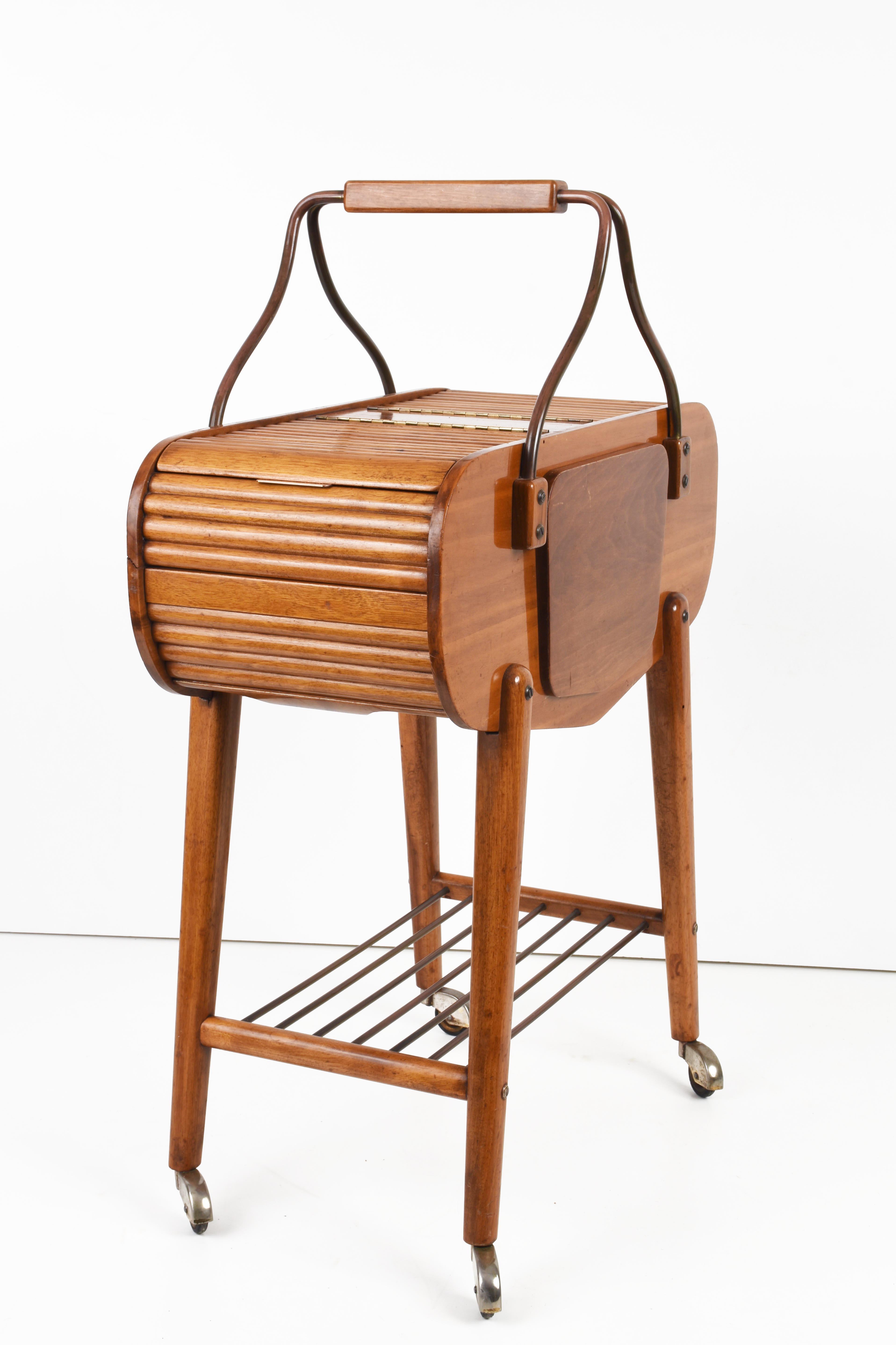 Increíble mesa de trabajo de nogal y latón de mediados de siglo con ruedas. Esta maravillosa pieza se fabricó en Italia, en la década de 1940.

Este estupendo artículo está fabricado en nogal, con asas de latón que muestran una sorprendente