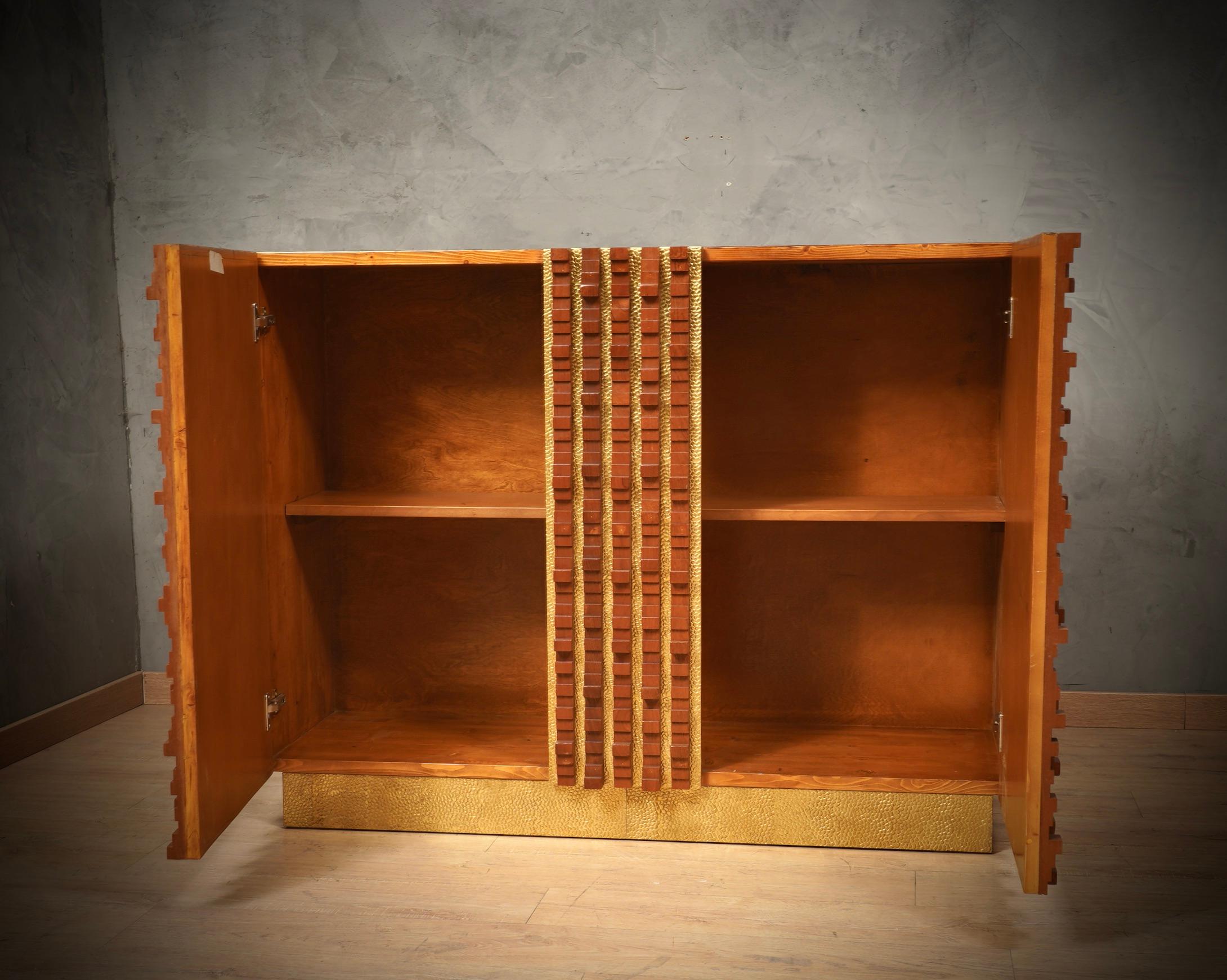 MidCentury Walnut and Brass Sculpture Dry Bar Credenza Sideboard, 1990 In Good Condition For Sale In Rome, IT