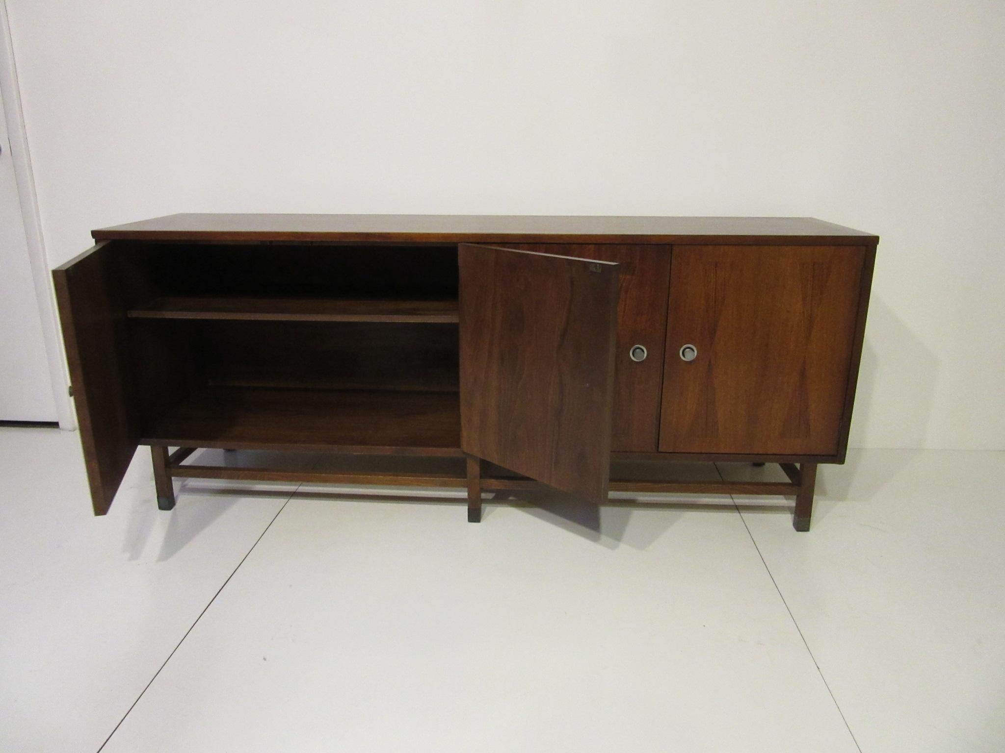 Midcentury Walnut and Rosewood Credenza / Sever Buffet In Good Condition In Cincinnati, OH