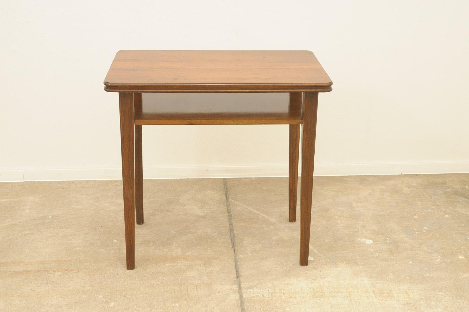 Mid century coffee table, made in the former Czechoslovakia in the 1950´s.
It´s made of walnut wood.
In good Vintage condition, showing signs of age and using.

Height: 80 cm

Lenght: 84 cm

Depth: 55 cm