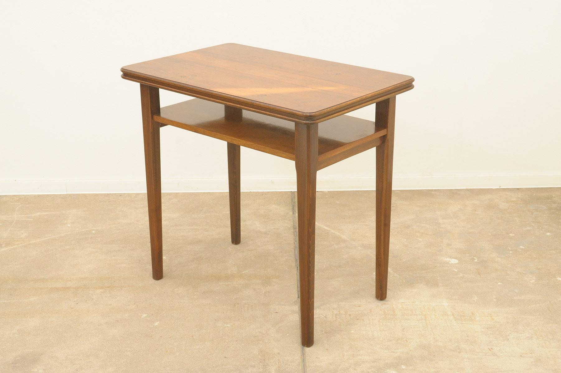  Midcentury walnut coffee table, Czechoslovakia, 1950´s In Good Condition For Sale In Prague 8, CZ
