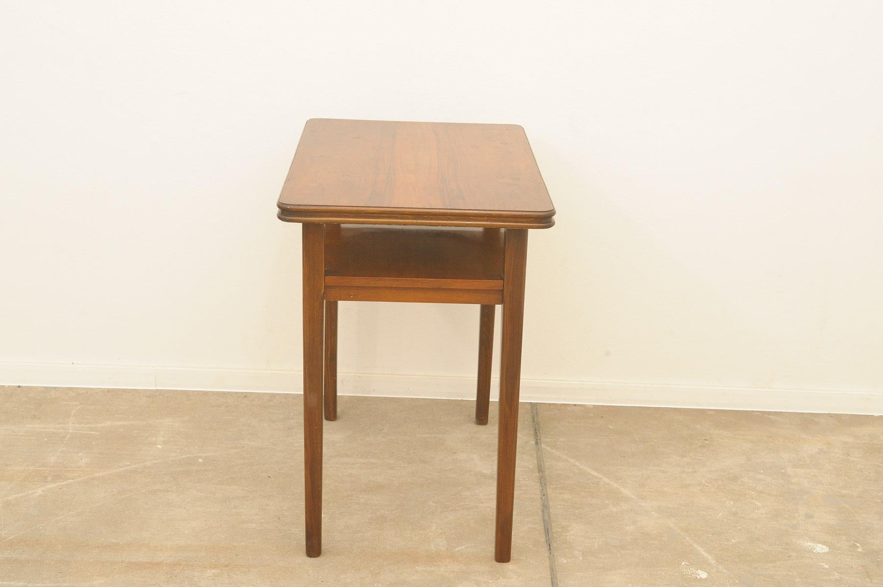 Midcentury walnut coffee table, Czechoslovakia, 1950´s For Sale 1