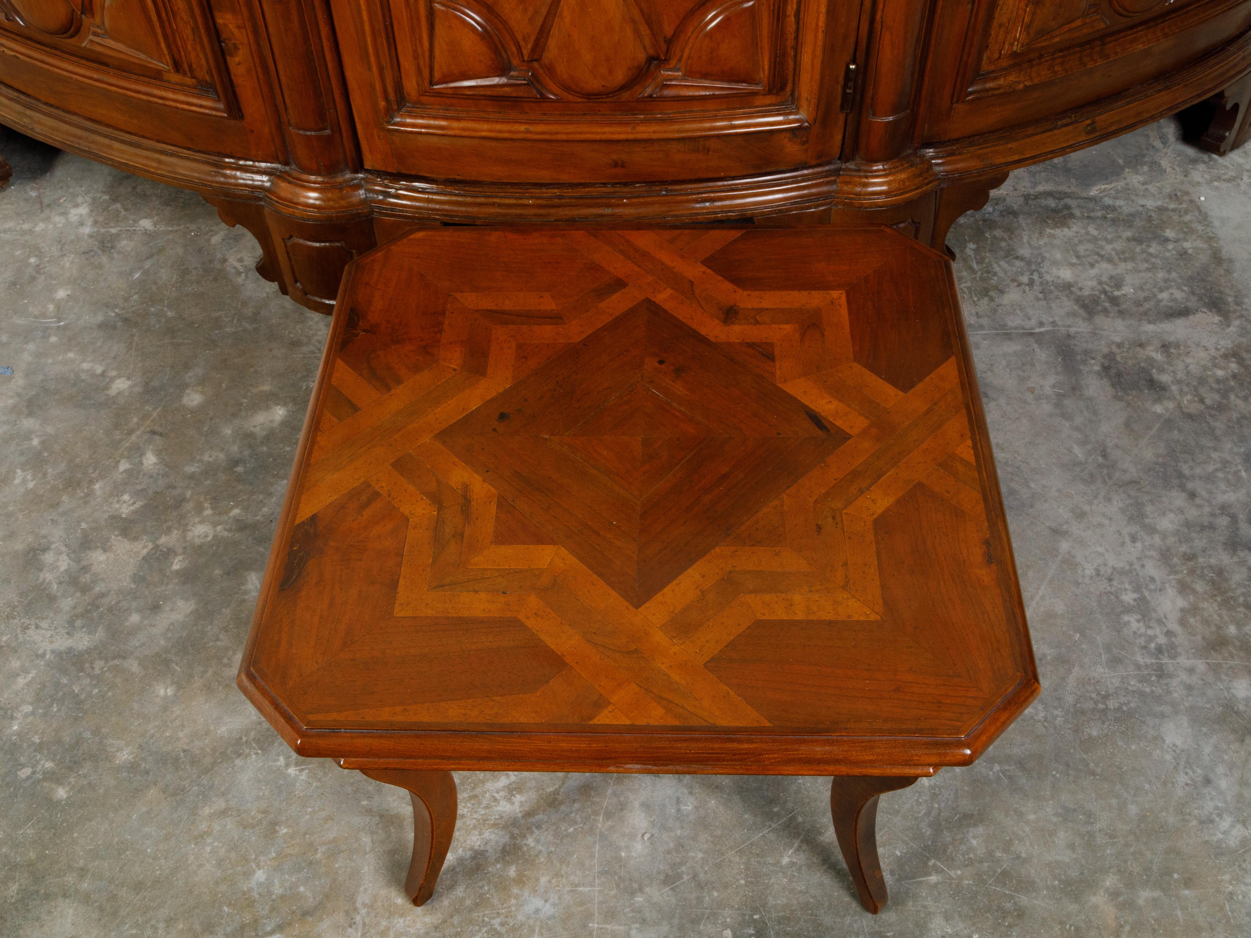 Couchtisch aus Nussbaumholz mit Sternintarsien und geschwungenen Beinen aus der Mitte des Jahrhunderts (Intarsie) im Angebot