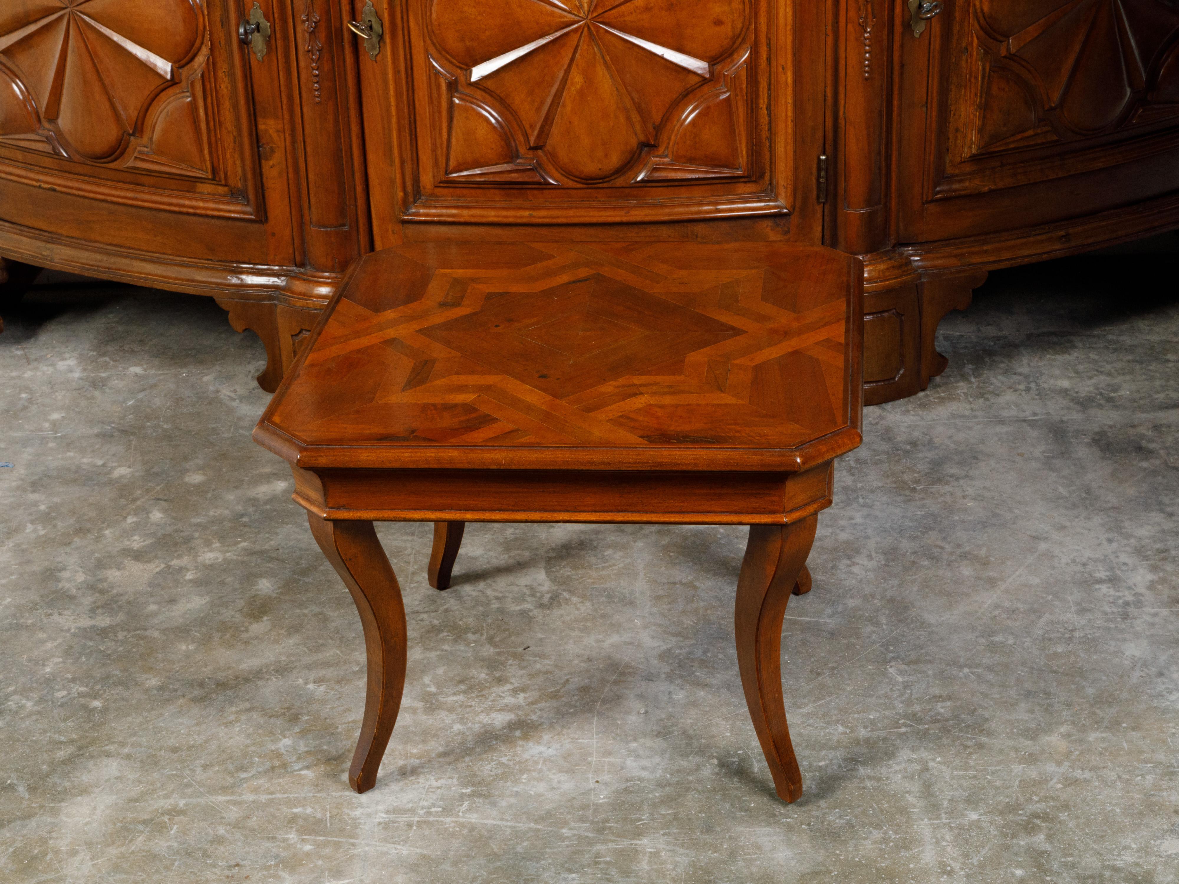 Couchtisch aus Nussbaumholz mit Sternintarsien und geschwungenen Beinen aus der Mitte des Jahrhunderts im Angebot 1