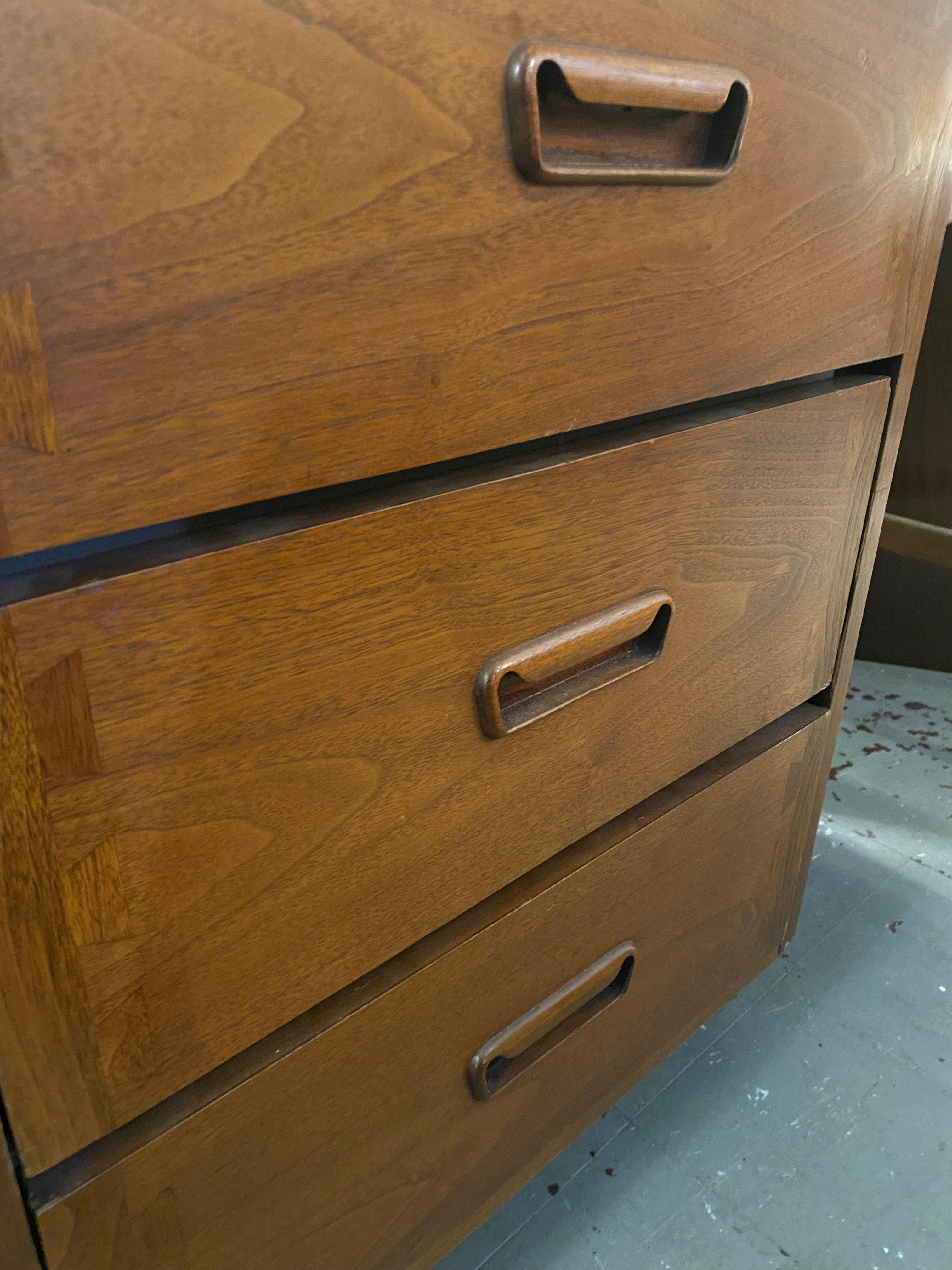 Questa scrivania in noce del Midcentury di Lane è un esempio di artigianato moderno del Mid-Century. Con una ricca finitura in noce, gambe affusolate e un piano in laminato resistente, questa scrivania combina stile e funzionalità. I suoi spaziosi
