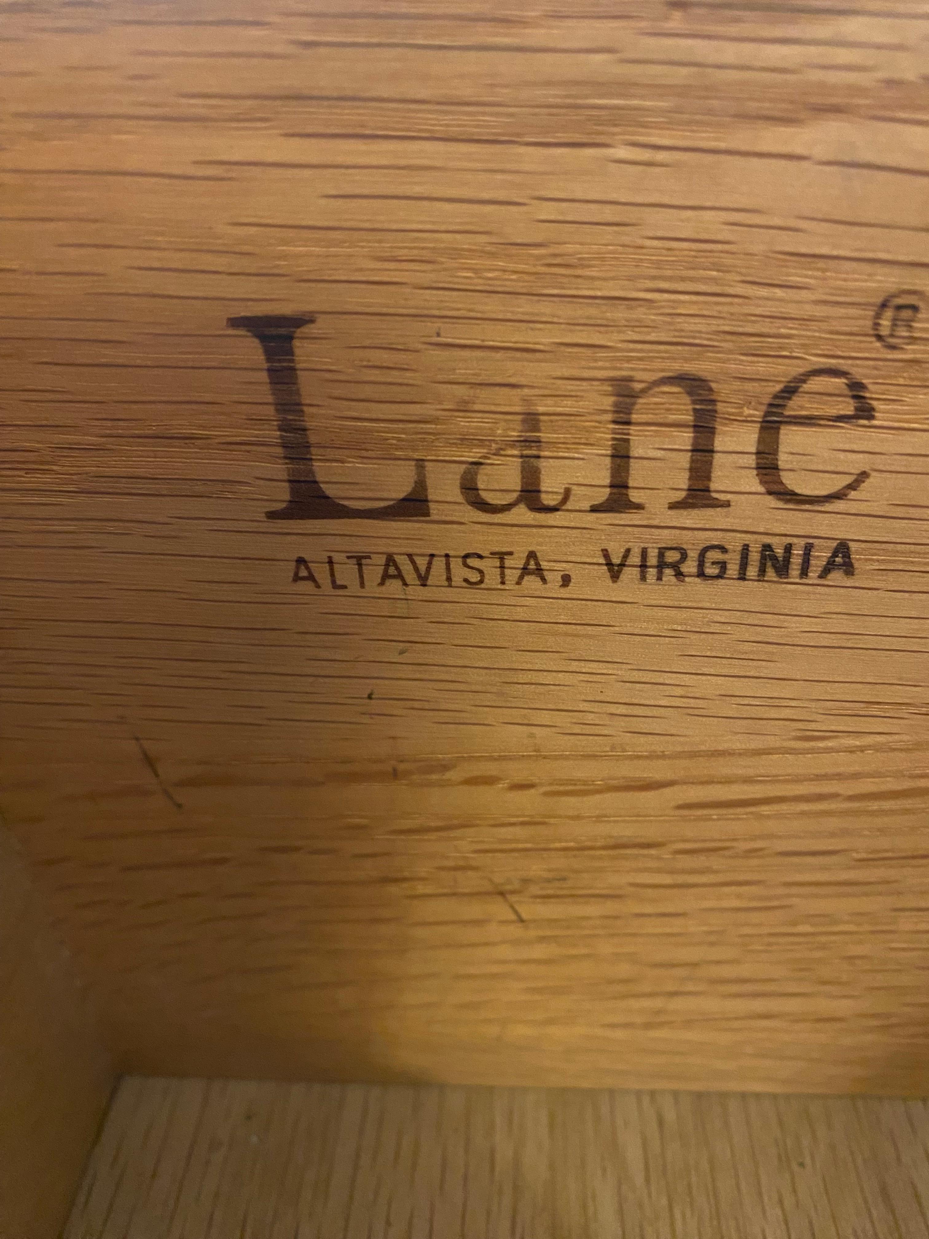 Mid-Century moderno Scrivania in noce del Medioevo di Lane's in vendita
