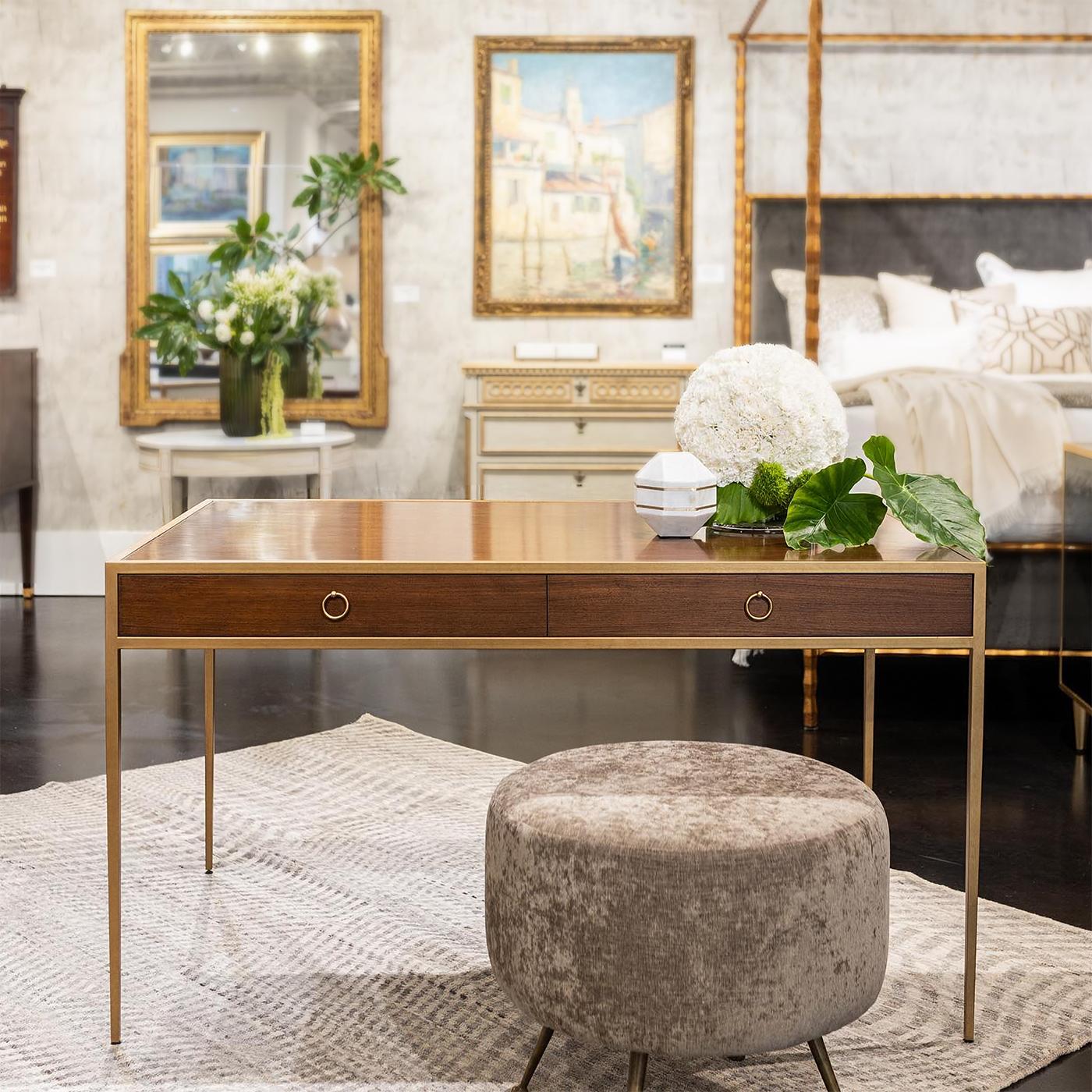 Scrivania in noce del Medioevo In condizioni Nuovo in vendita a Westwood, NJ