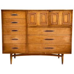 Comò in legno di noce del Medioevo di Broyhill