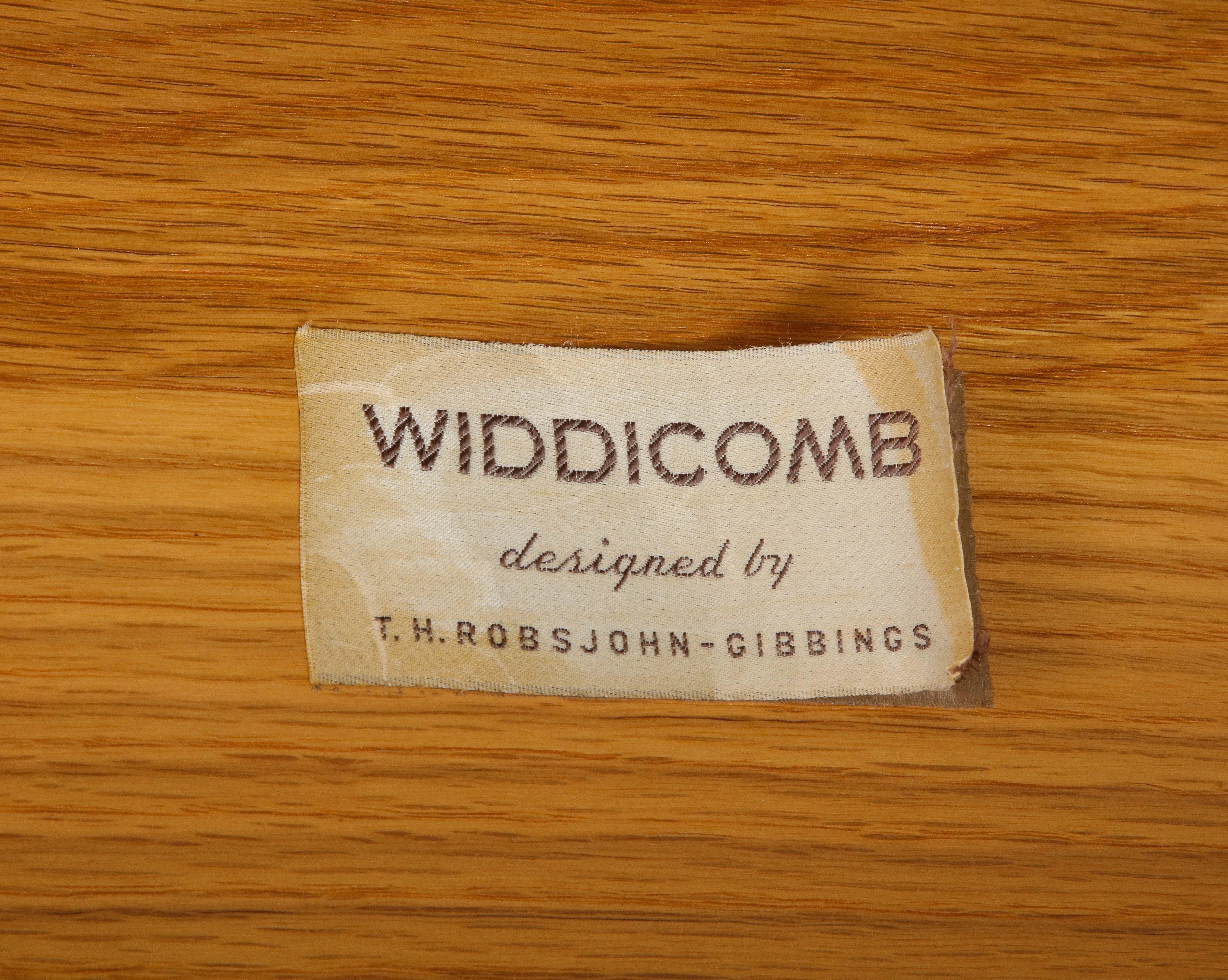 Nussbaumkommode, Mitte des Jahrhunderts, von T.H. Robsjohn-Gibbings für Widdicomb im Angebot 6