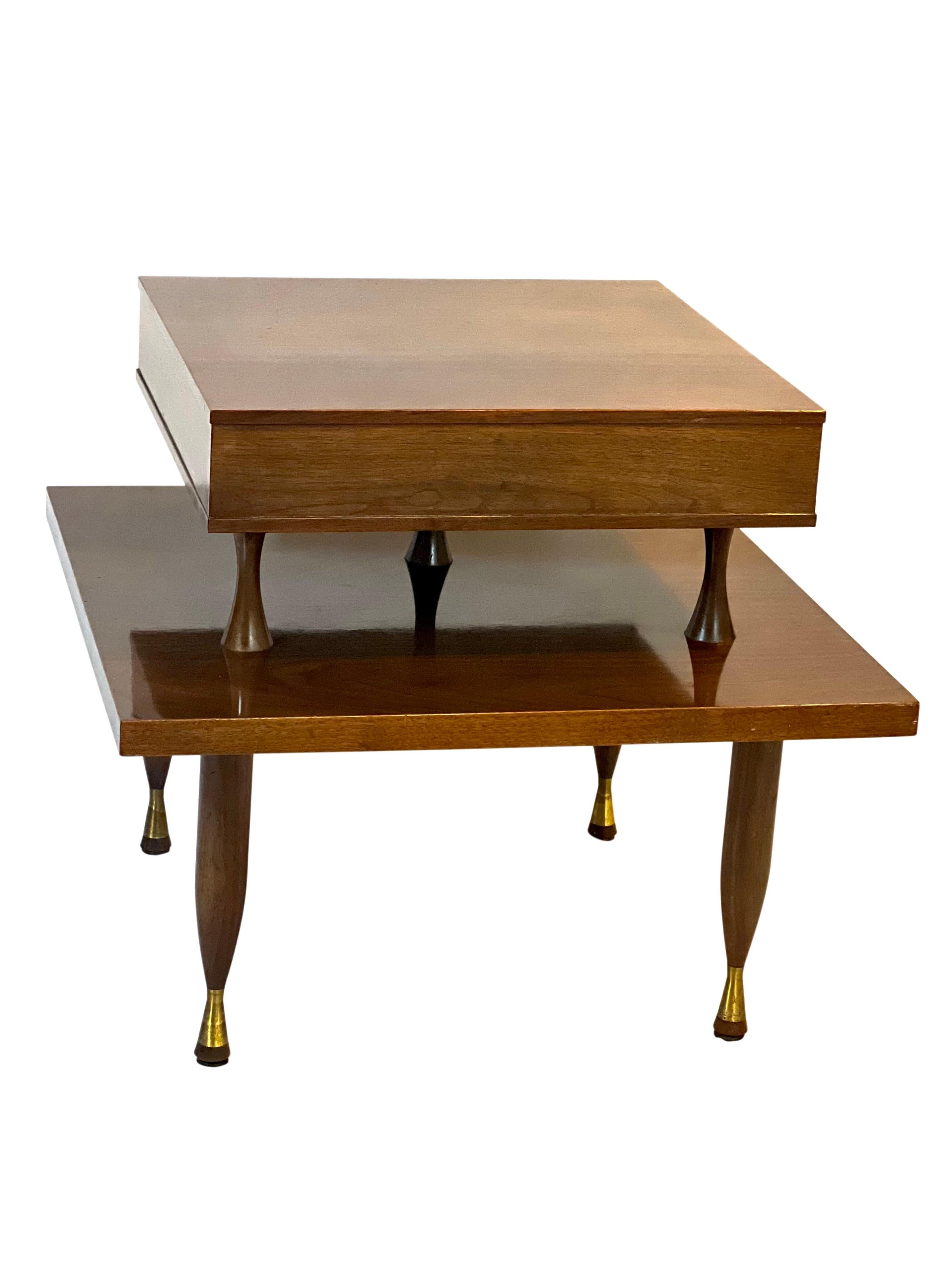 20ième siècle Table d'appoint flottante à deux niveaux en noyer de style Widdicomb en vente