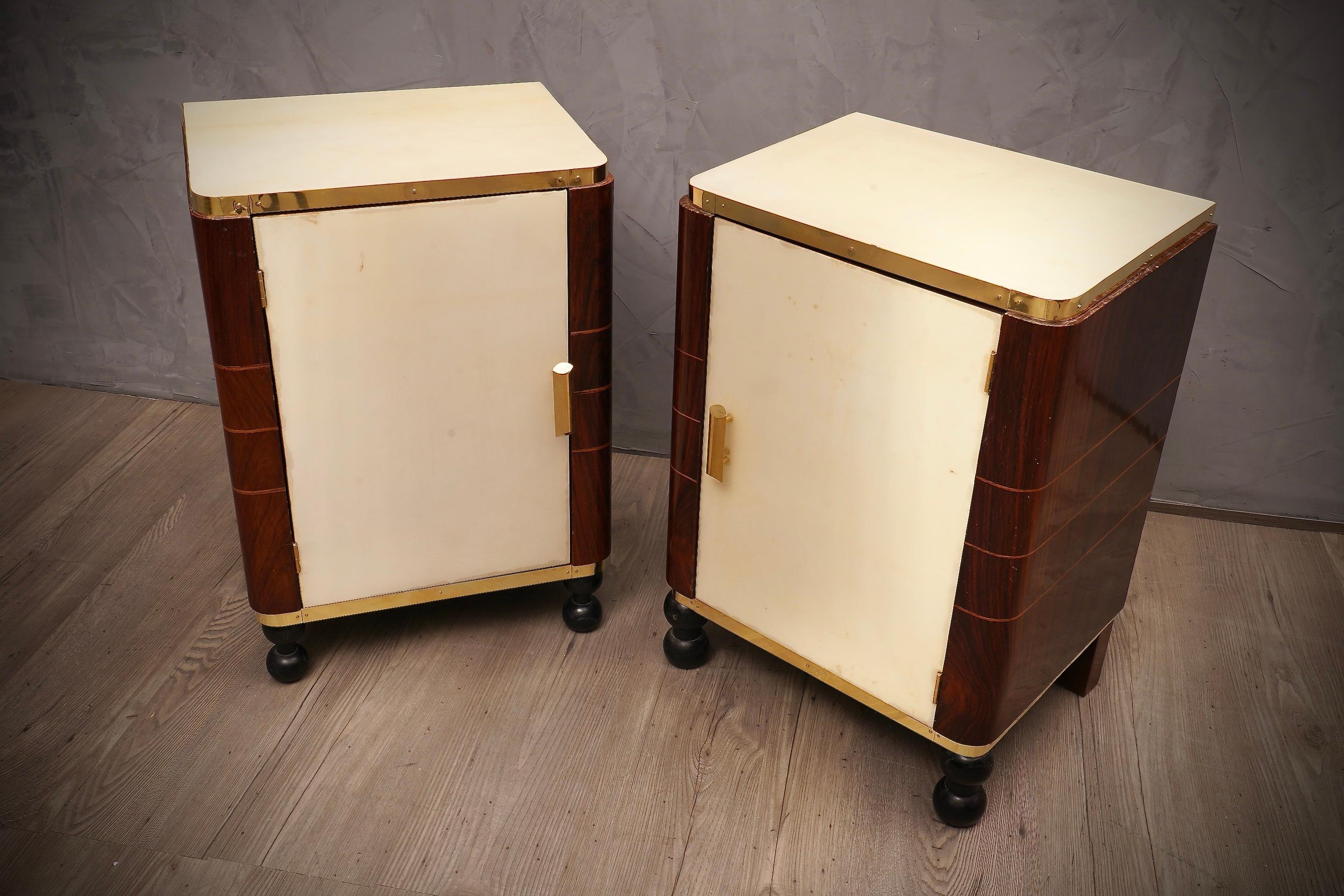 Midcentury Walnut Goatskin and Brass Bedroom Side Table Nightstands, 1950 In Good Condition For Sale In Rome, IT