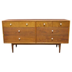 Commode basse et longue en noyer du milieu du siècle dernier de Kipp Stewart pour Drexel