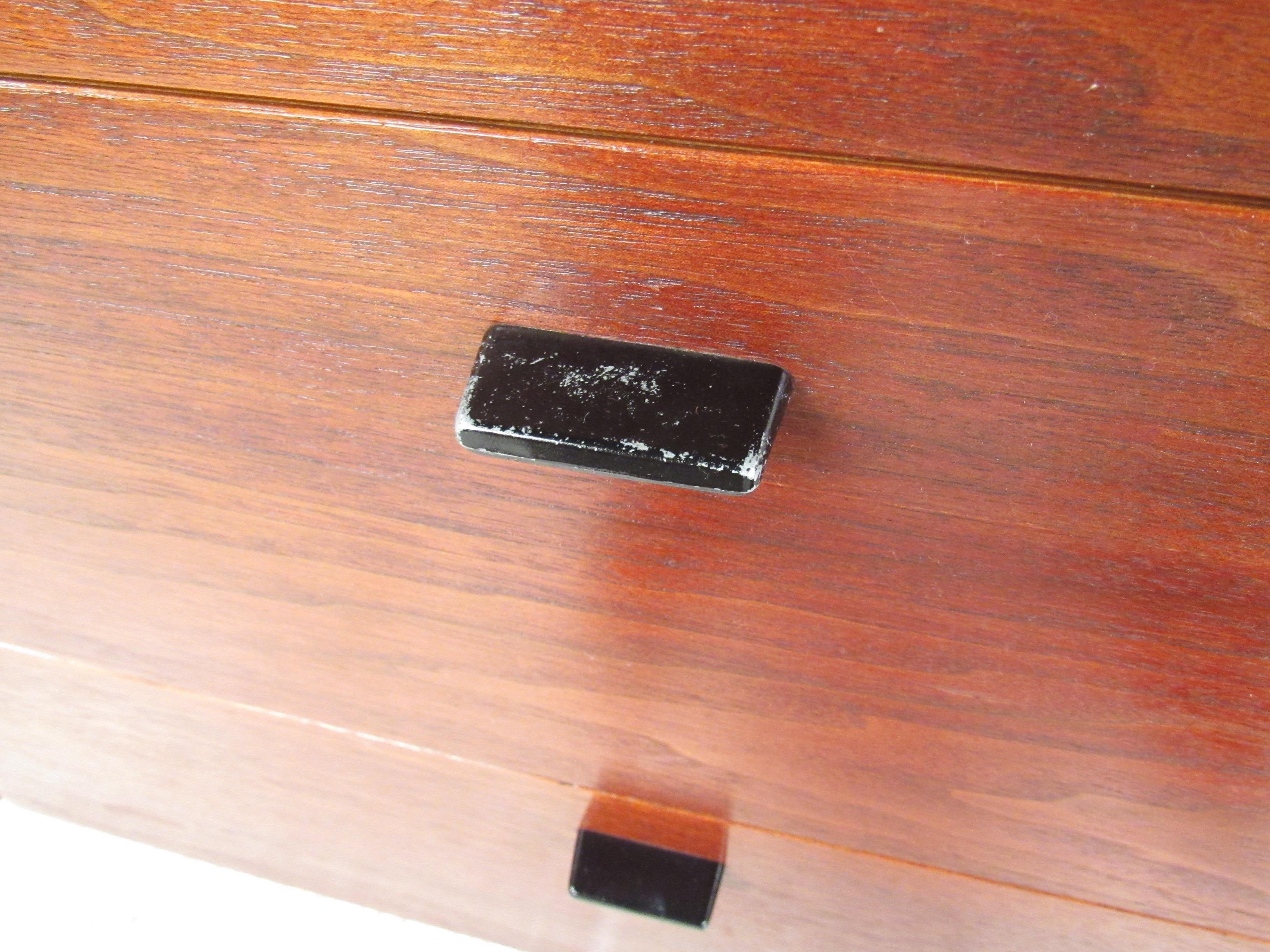 Commode à neuf tiroirs en noyer du milieu du siècle dernier 3