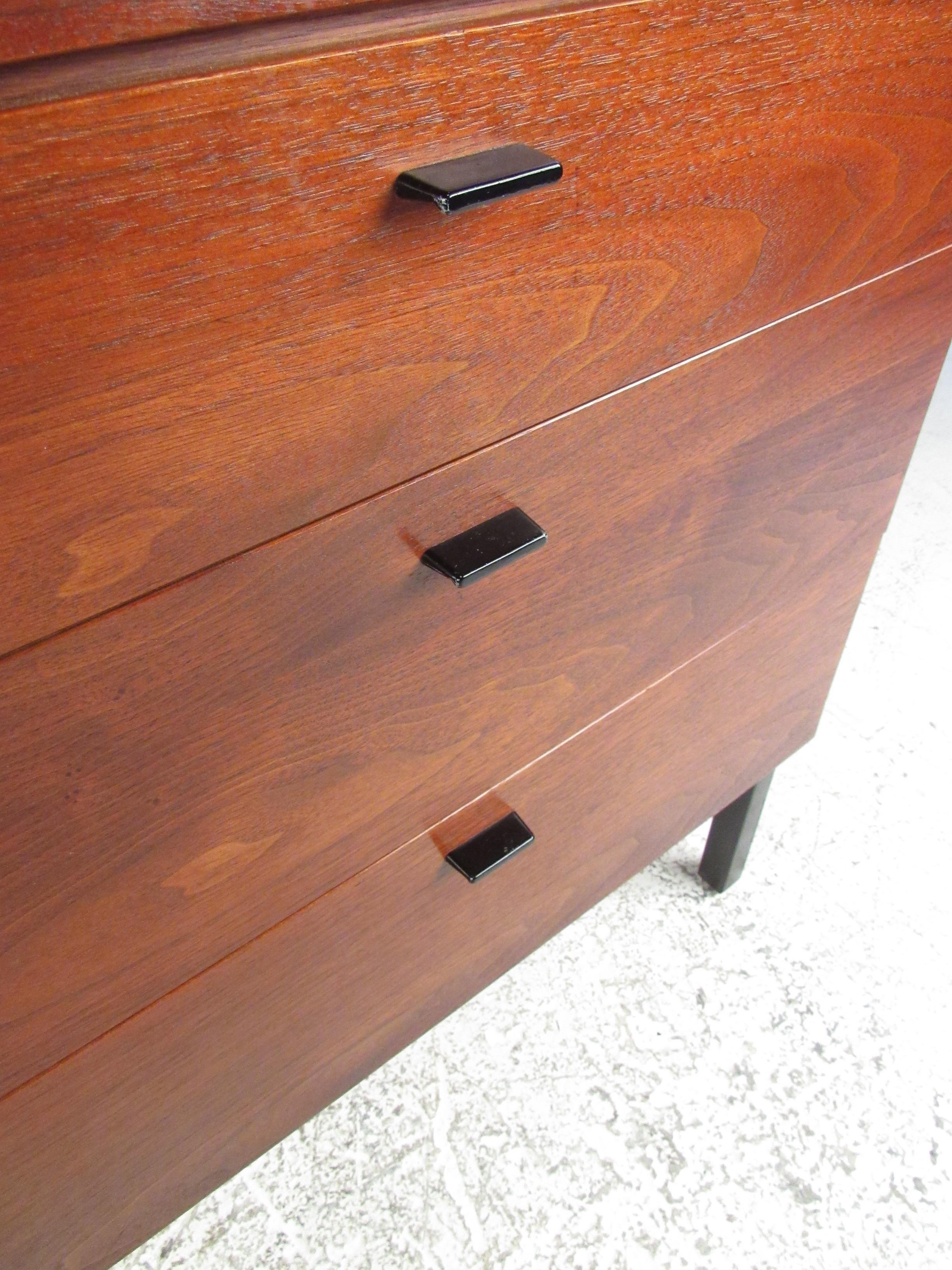 Midcentury Walnut Nine-Drawer Dresser In Good Condition In Brooklyn, NY