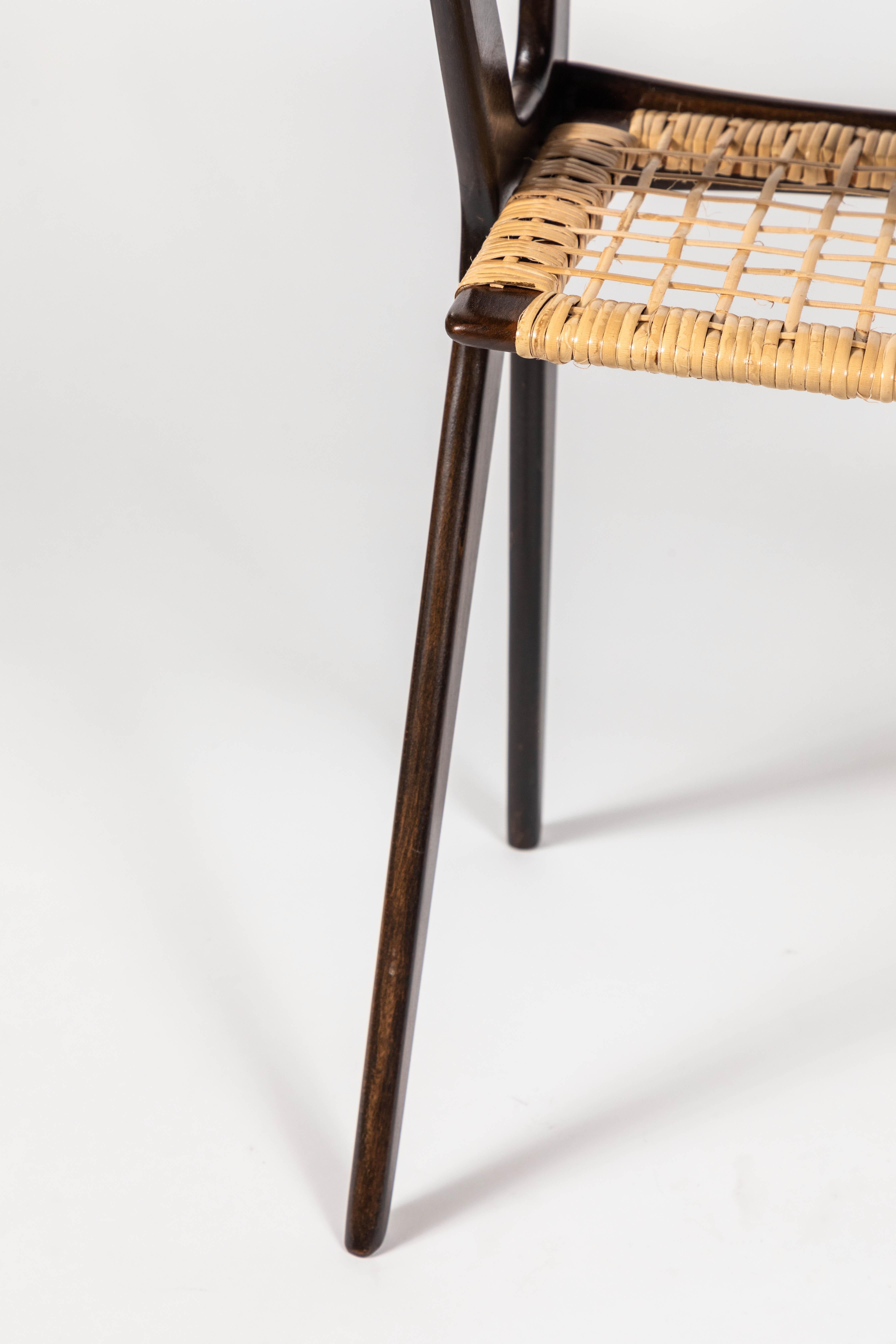 Midcentury Walnut Side Table with Woven Cane Bottom Shelf im Zustand „Hervorragend“ in Pasadena, CA