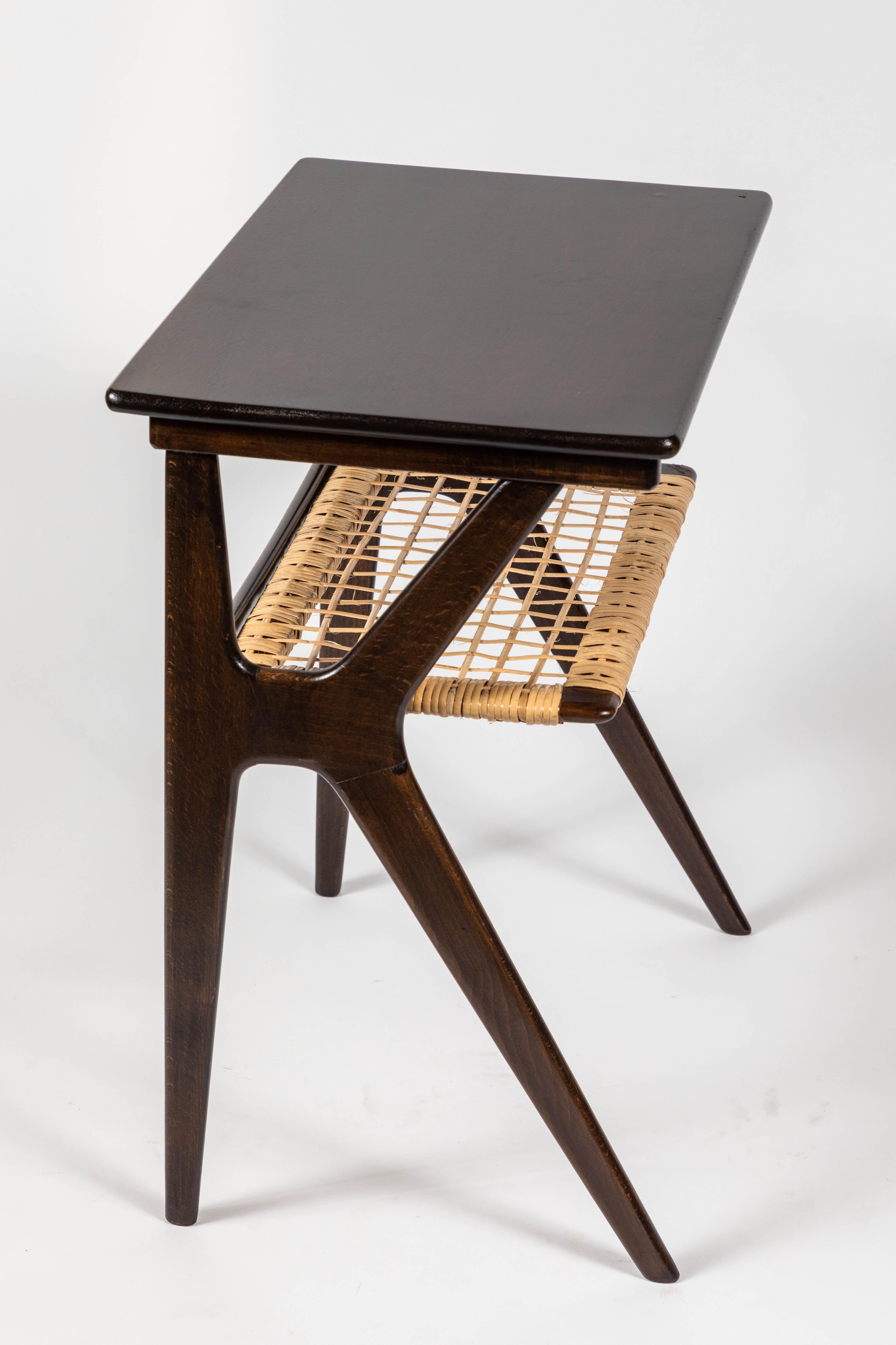 Midcentury Walnut Side Table with Woven Cane Bottom Shelf (20. Jahrhundert)