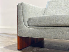 Canapé Moderniste du Milieu du Siècle en Noyer et Dalle par Otmar - D'après Milo Baughman