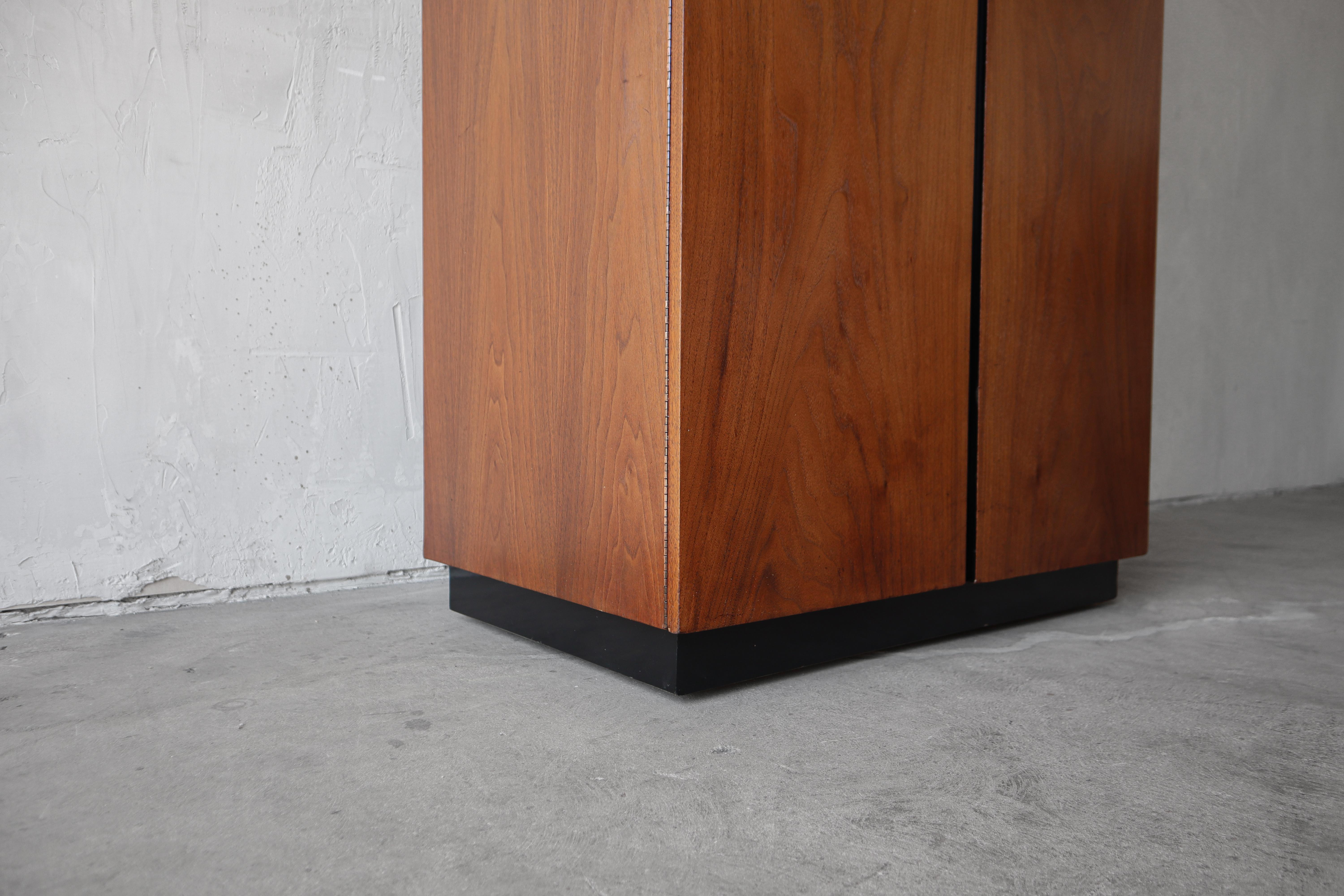 Noyer Armoire de rangement du milieu du siècle dernier par Glenn of California en vente